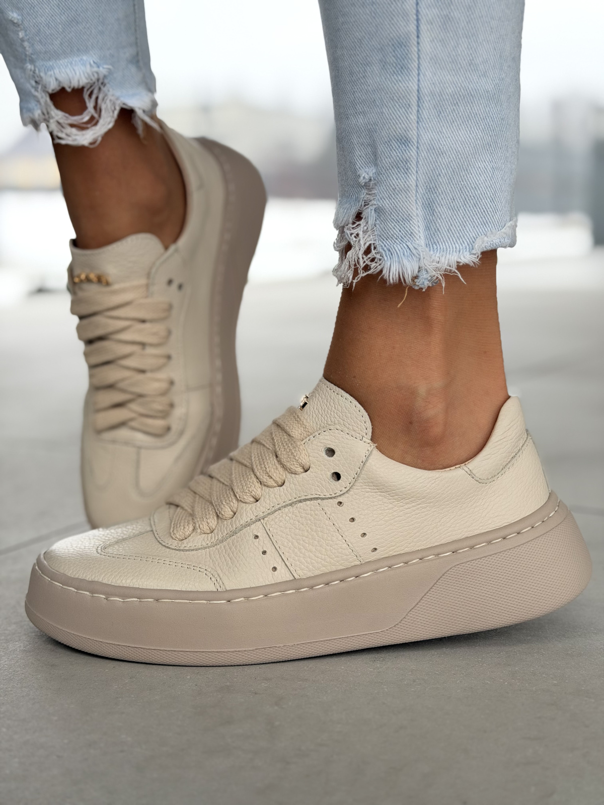 Beżowe sneakersy skórzane OLEKSY na platformie