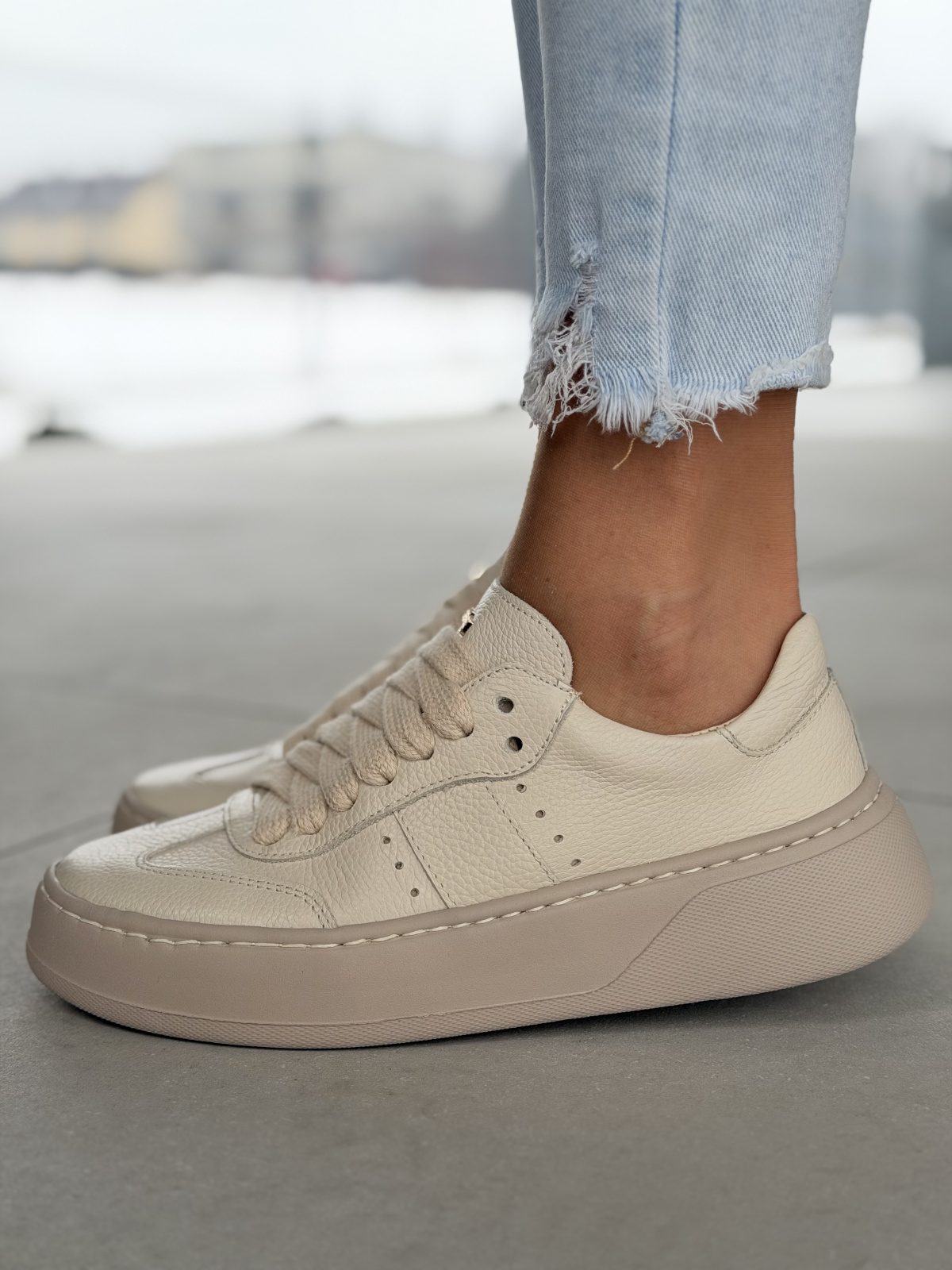 Beżowe sneakersy skórzane OLEKSY na platformie