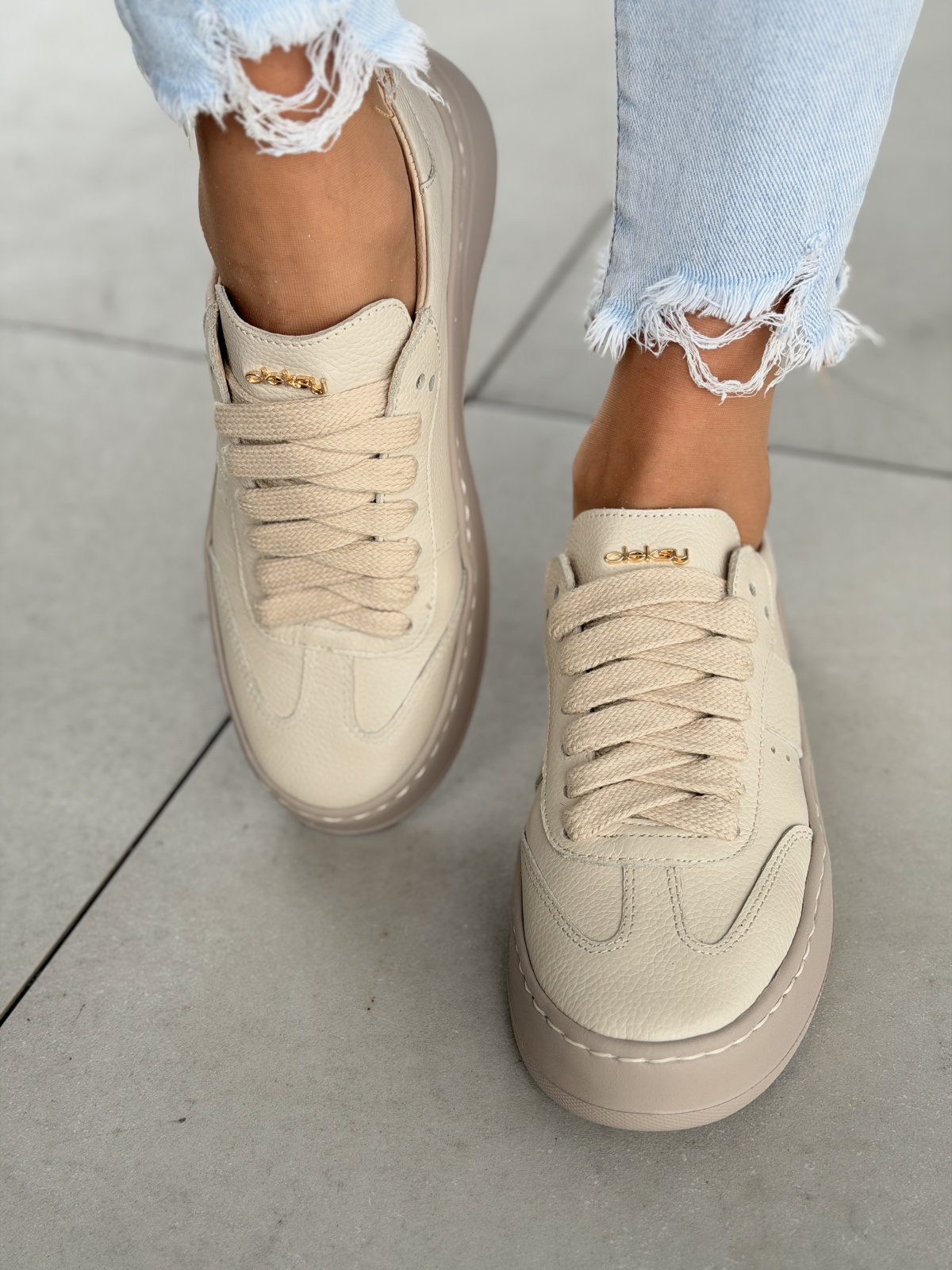 Beżowe sneakersy skórzane OLEKSY na platformie