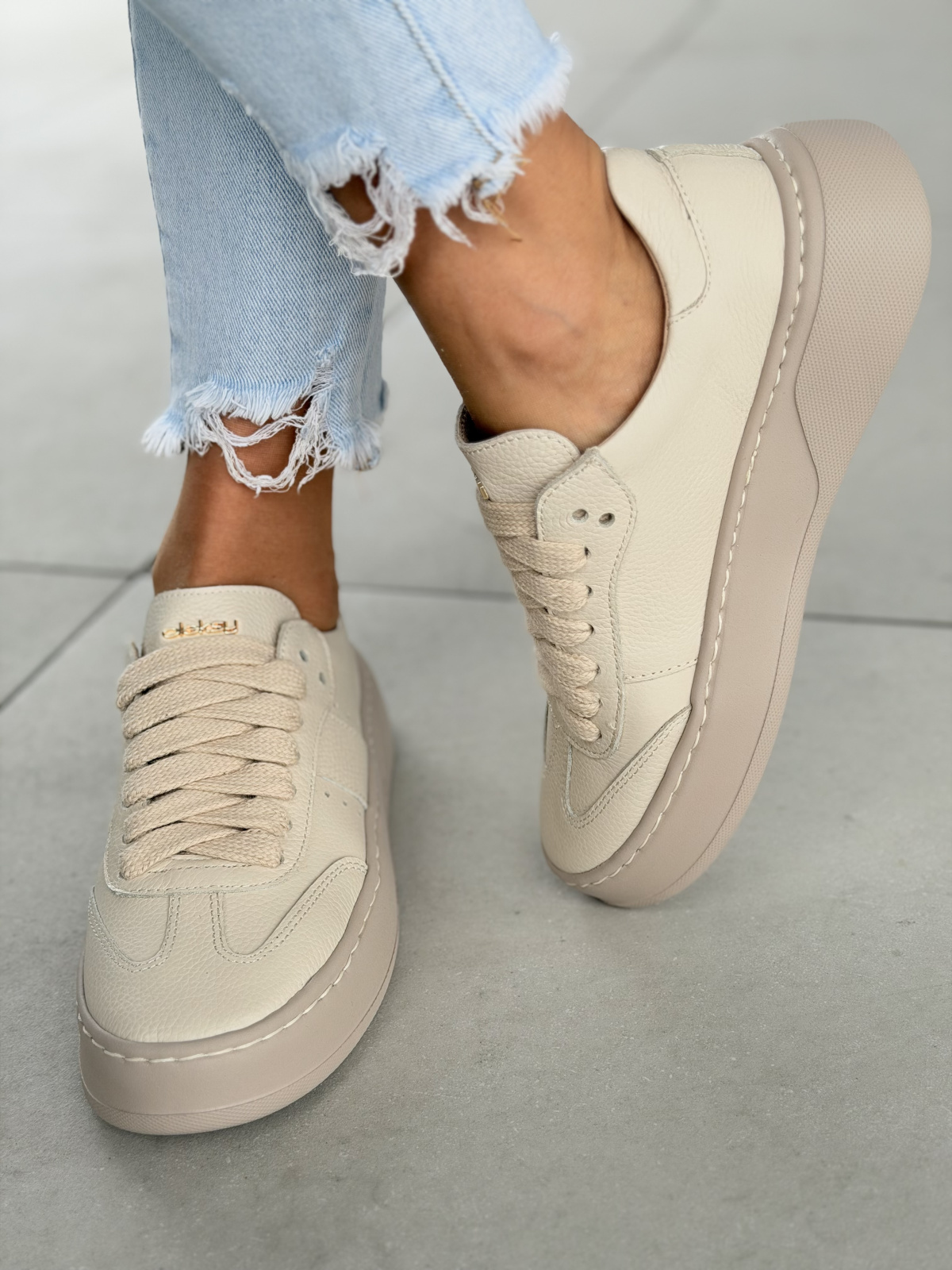 Beżowe sneakersy skórzane OLEKSY na platformie