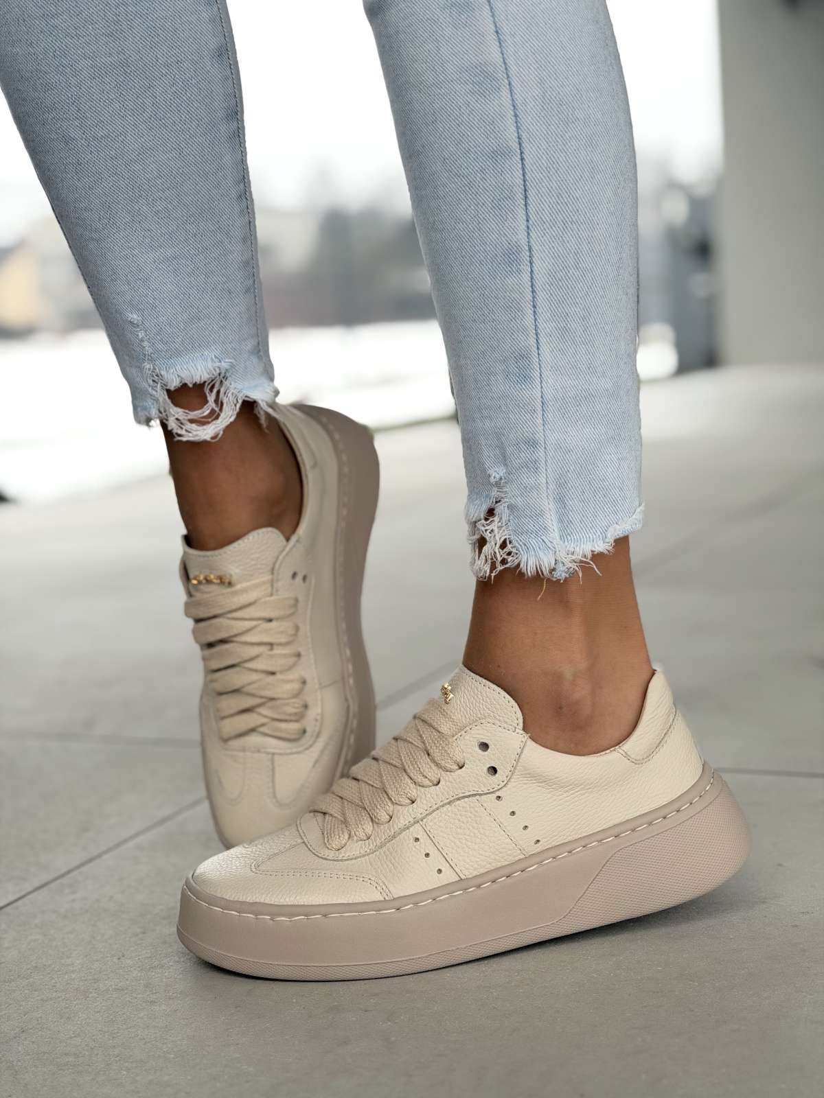 Beżowe sneakersy skórzane OLEKSY na platformie