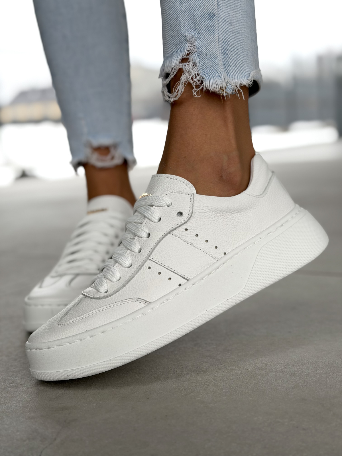 Białe sneakersy skórzane damskie OLEKSY