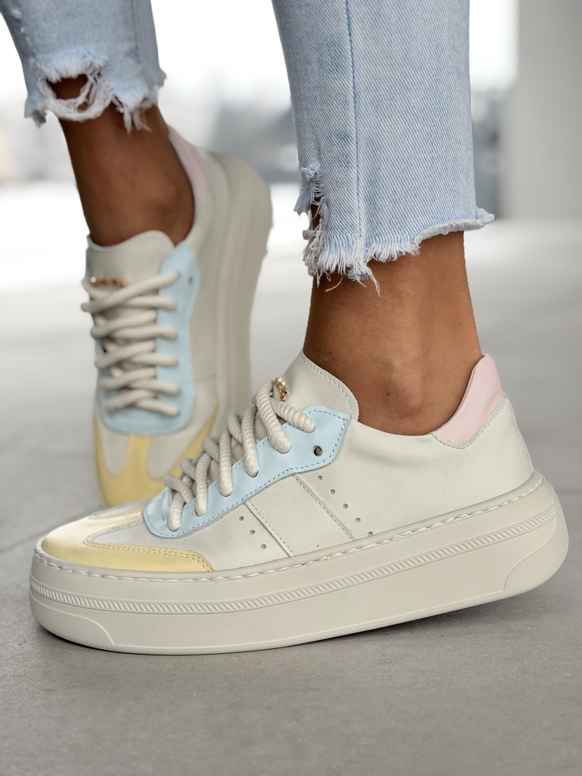 Pastelowe sneakersy skórzane na platformie OLEKSY