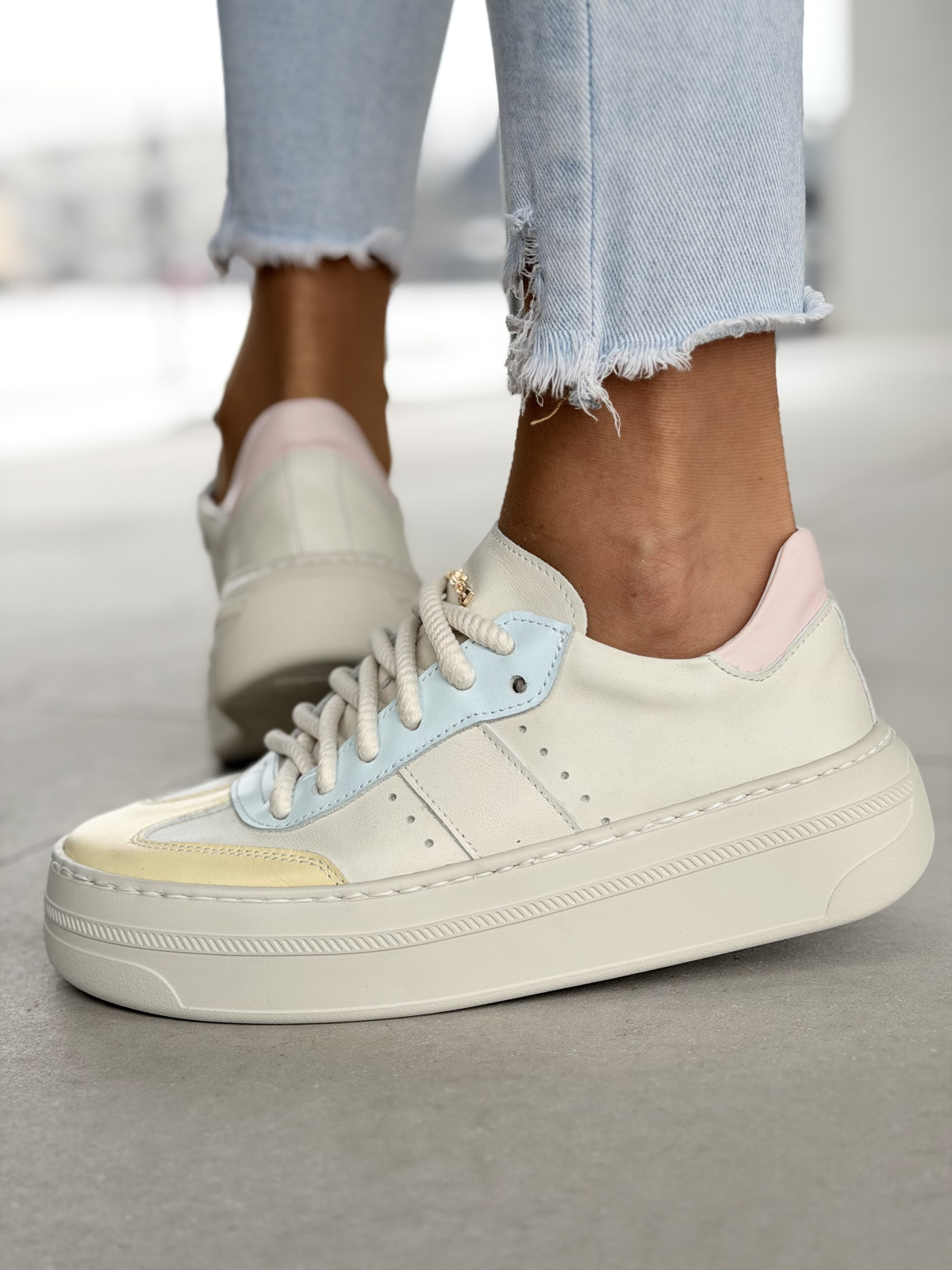 Pastelowe sneakersy skórzane na platformie OLEKSY