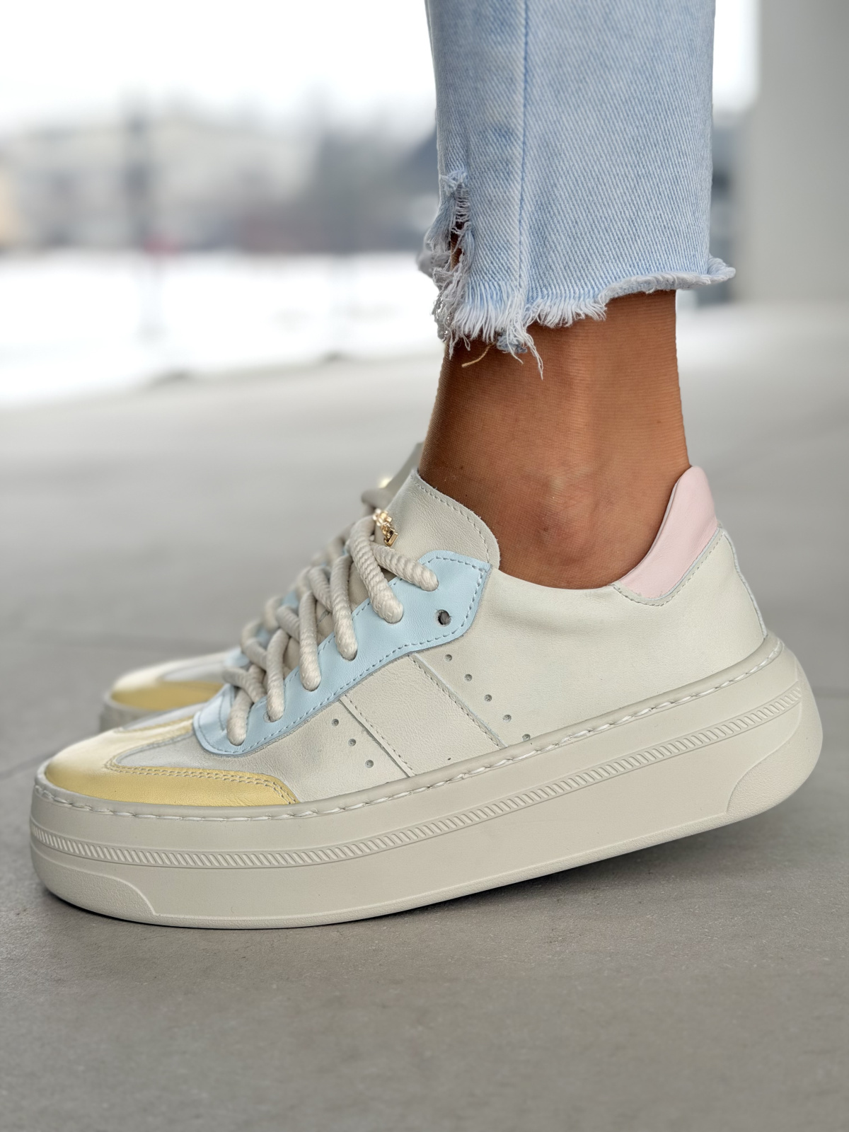 Pastelowe sneakersy skórzane na platformie OLEKSY