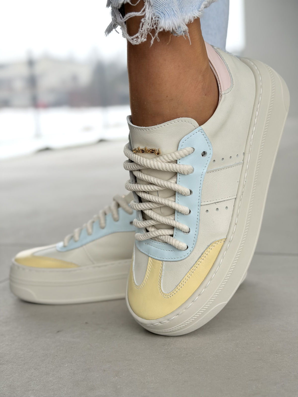 Pastelowe sneakersy skórzane na platformie OLEKSY