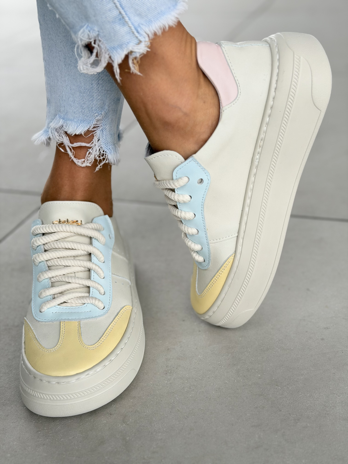 Pastelowe sneakersy skórzane na platformie OLEKSY