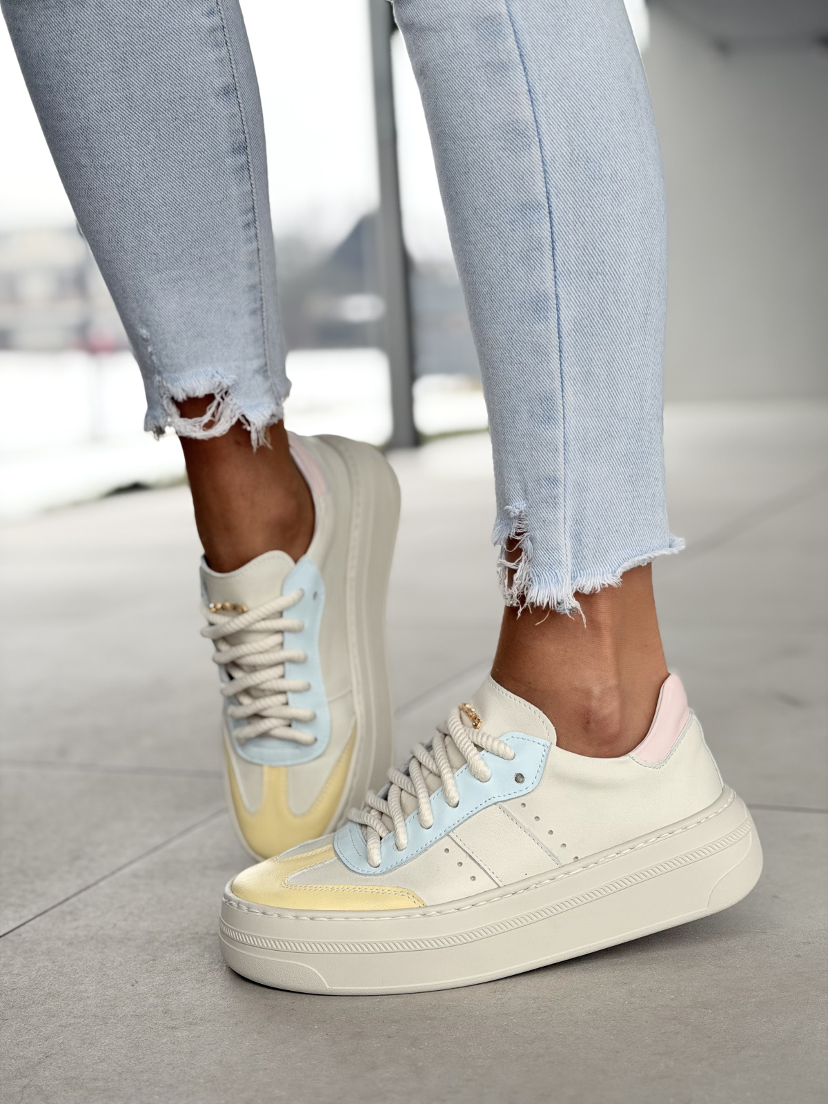 Pastelowe sneakersy skórzane na platformie OLEKSY