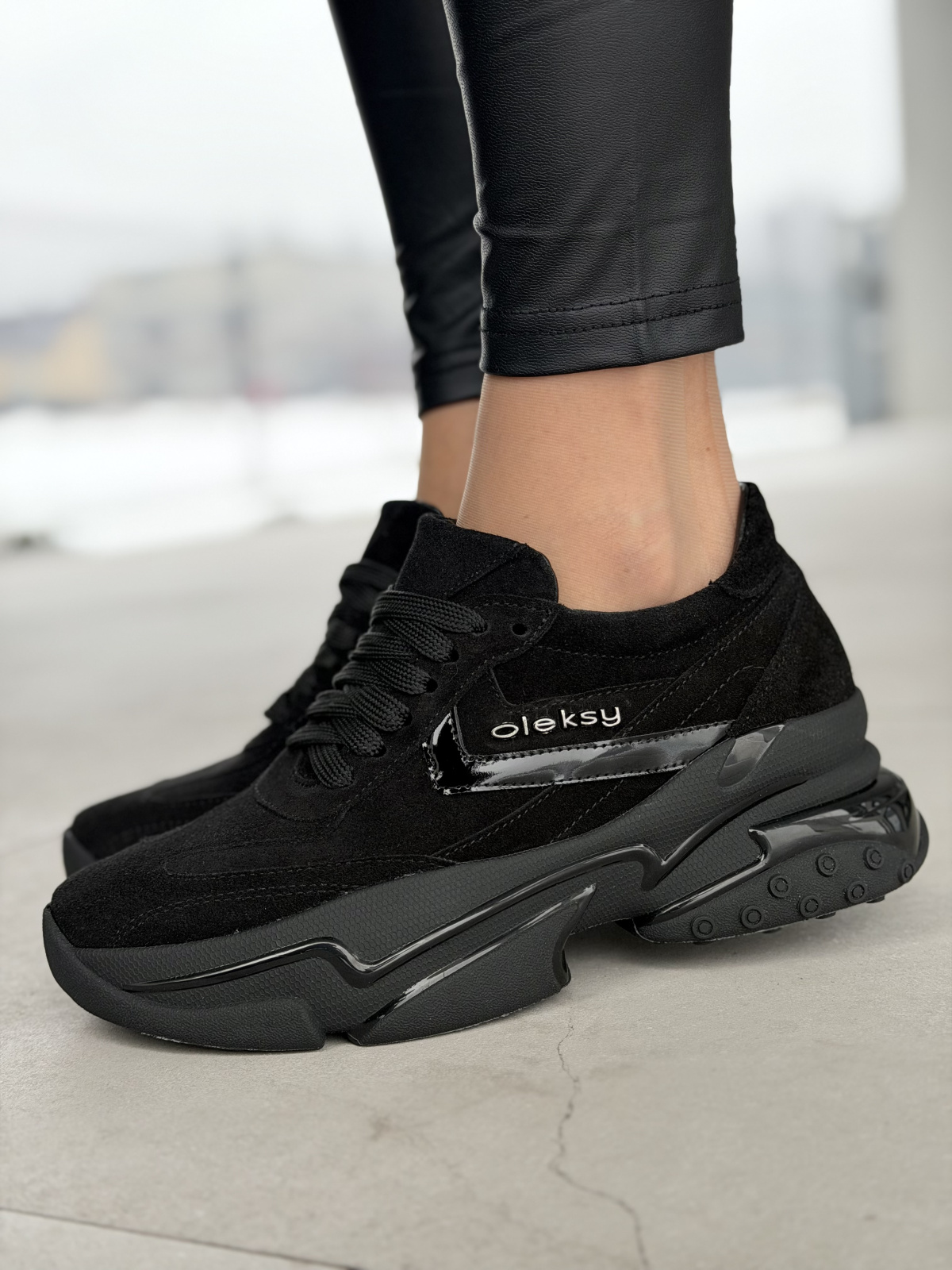 Czarne sneakersy skórzane OLEKSY na masywnej podeszwie