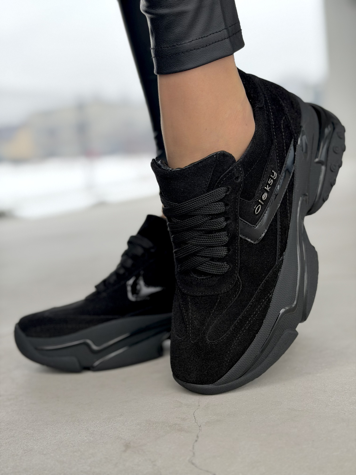 Czarne sneakersy skórzane OLEKSY na masywnej podeszwie