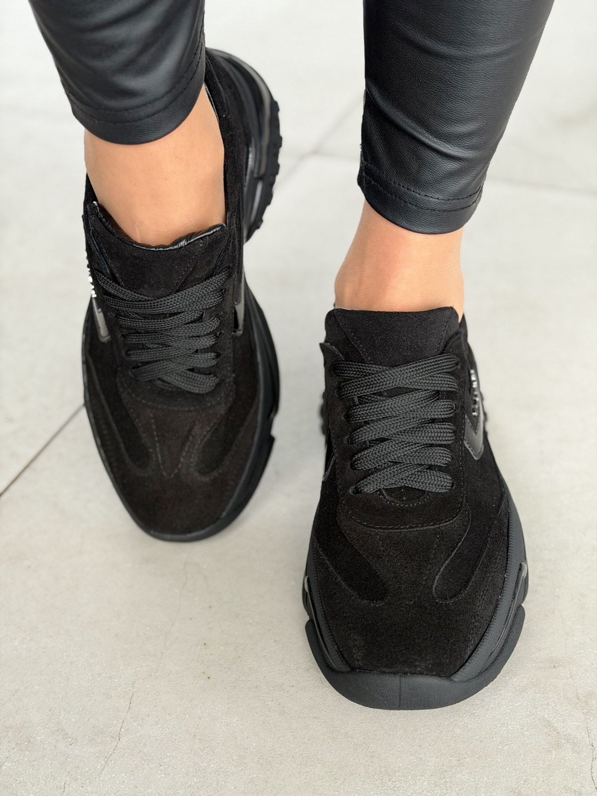 Czarne sneakersy skórzane OLEKSY na masywnej podeszwie