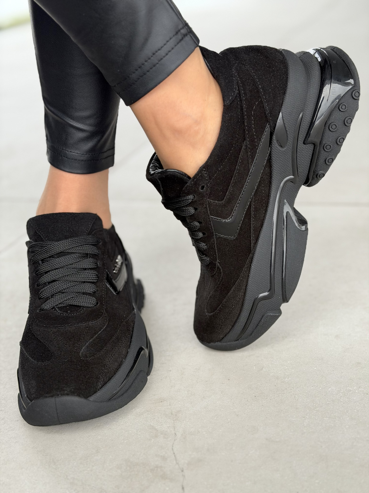 Czarne sneakersy skórzane OLEKSY na masywnej podeszwie