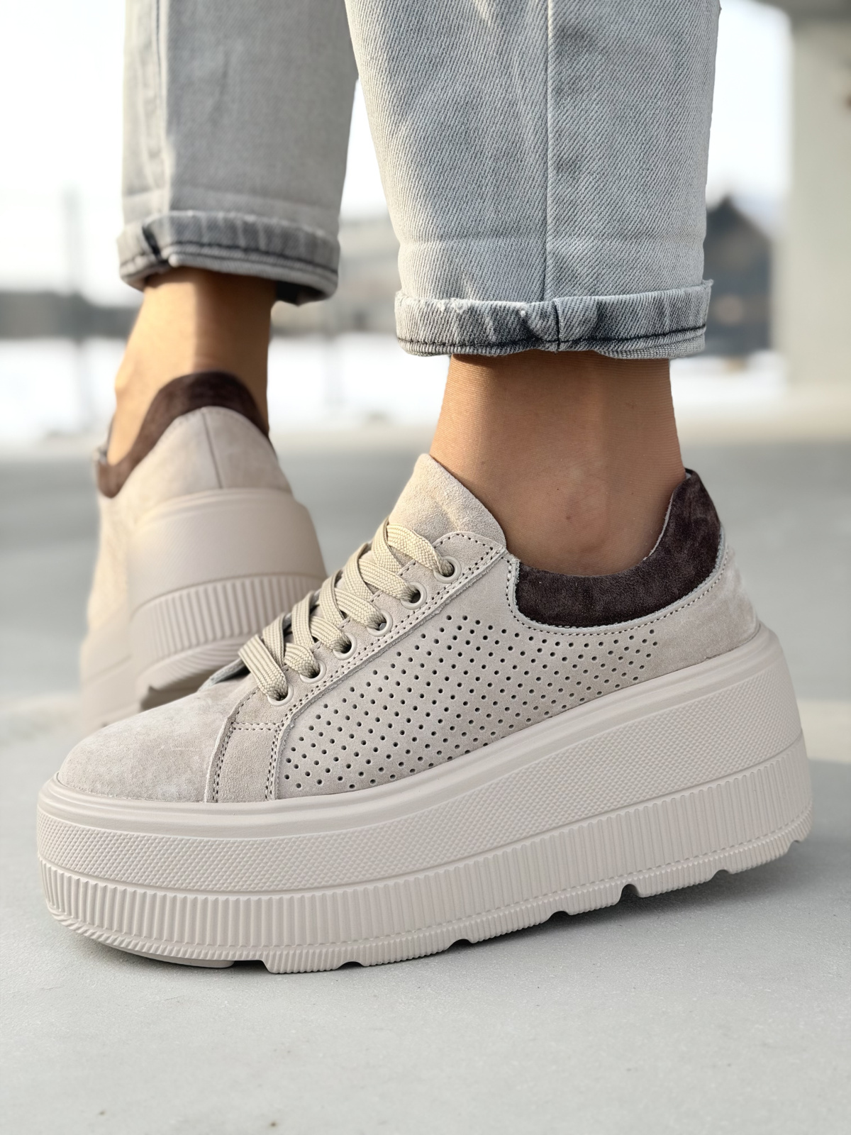 Beżowe sneakersy na platformie ze skóry naturalnej casual