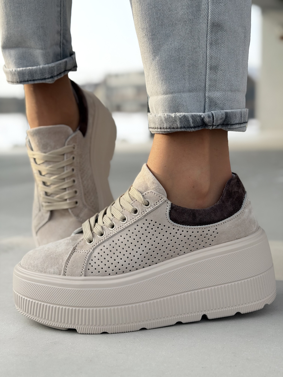 Beżowe sneakersy na platformie ze skóry naturalnej casual