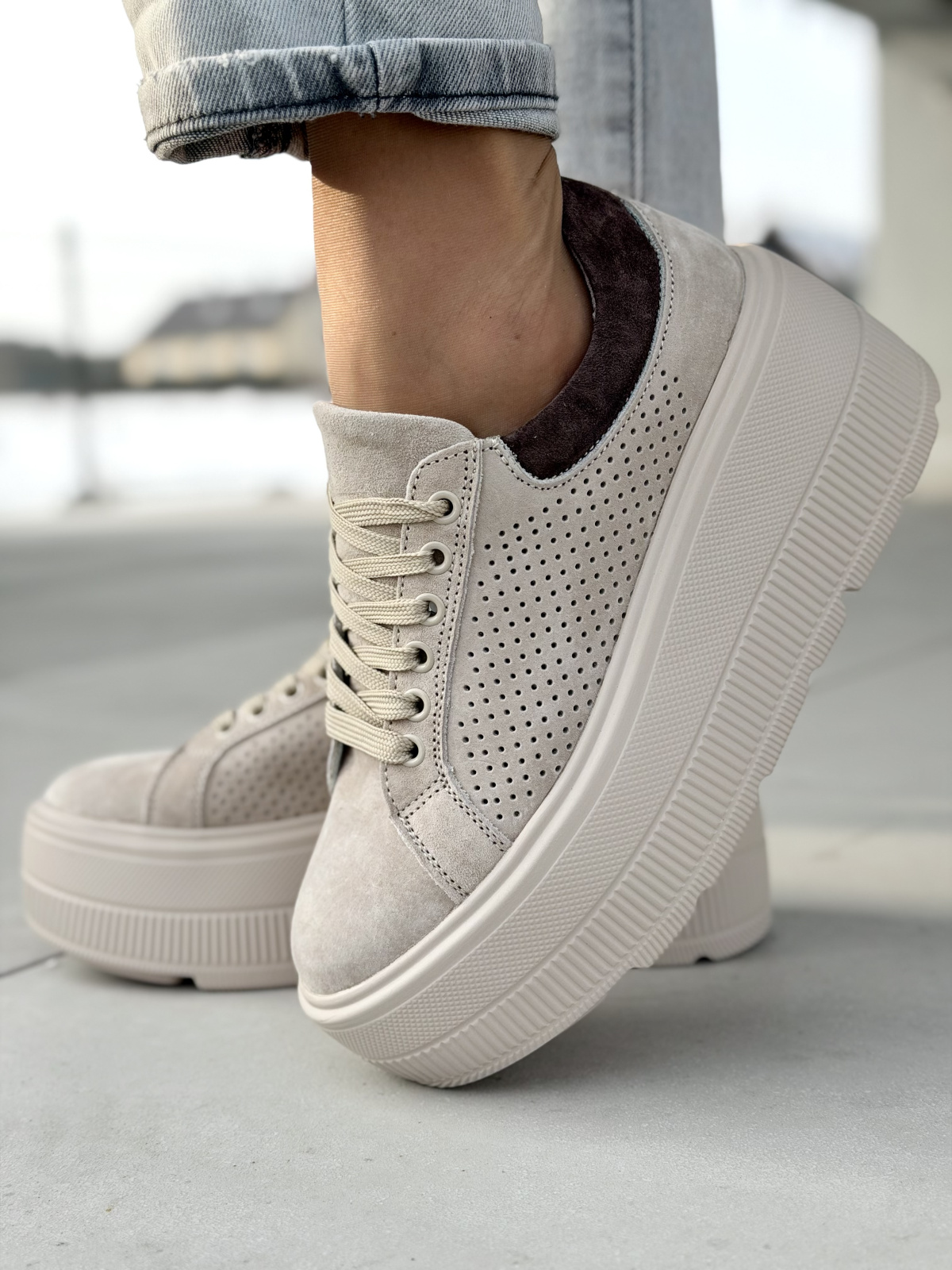 Beżowe sneakersy na platformie ze skóry naturalnej casual