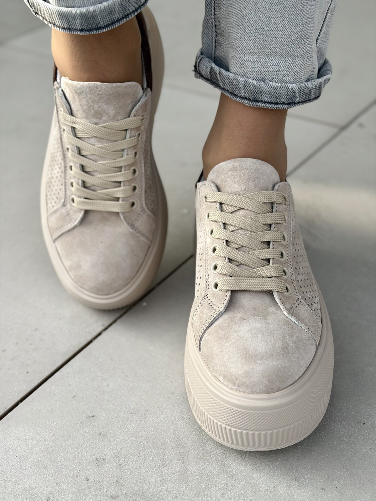 Beżowe sneakersy na platformie ze skóry naturalnej casual