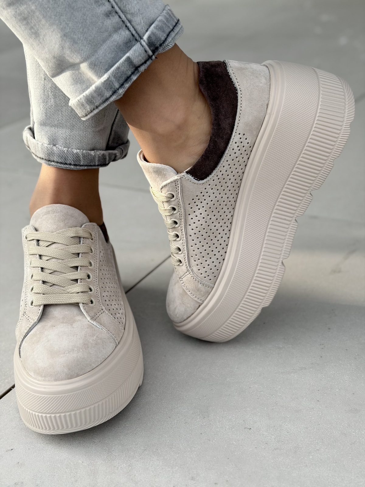 Beżowe sneakersy na platformie ze skóry naturalnej casual