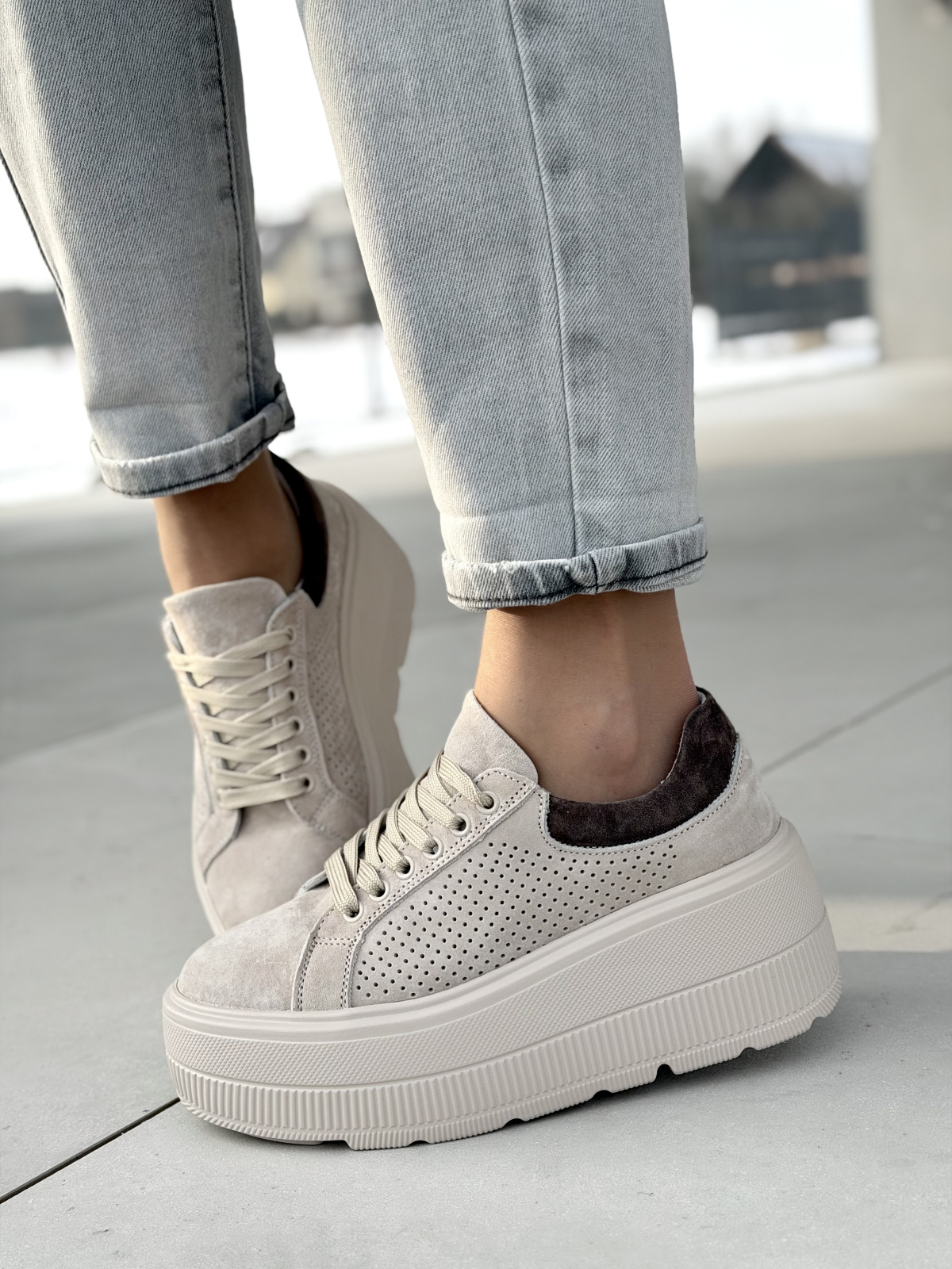 Beżowe sneakersy na platformie ze skóry naturalnej casual