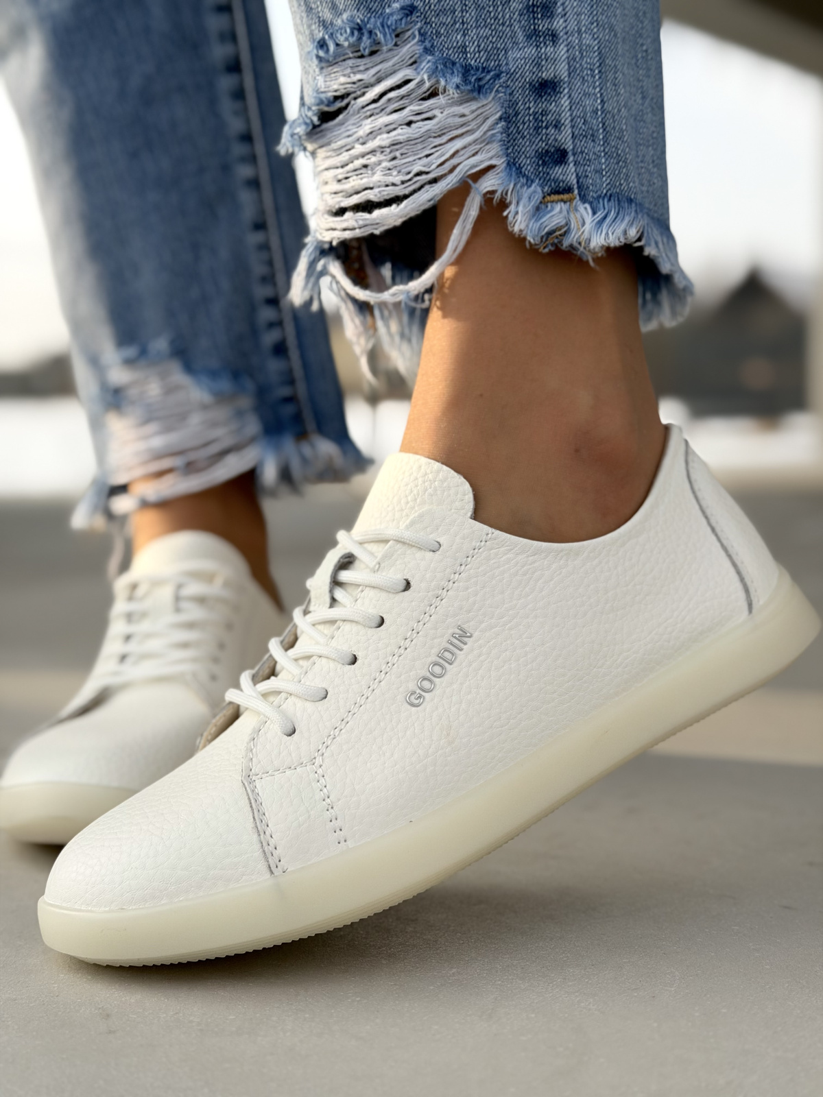 Białe sneakersy skórzane casual na co dzień