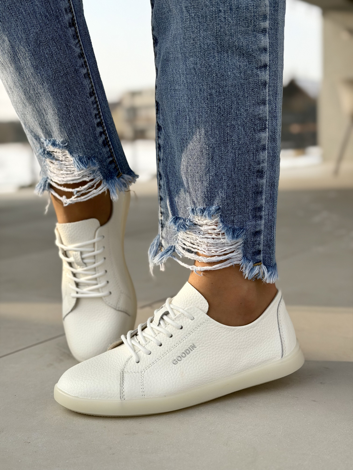 Białe sneakersy skórzane casual na co dzień