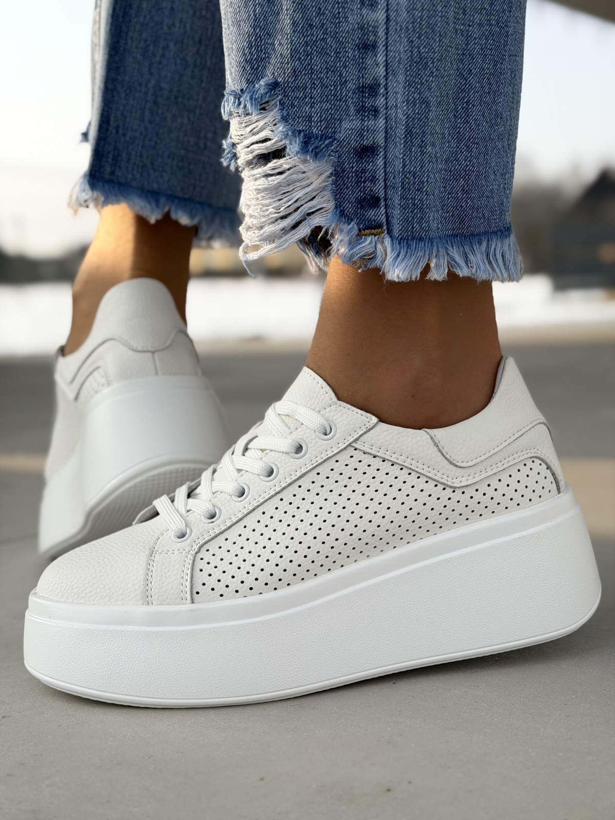 Białe sneakersy ze skóry naturalnej na platformie casual