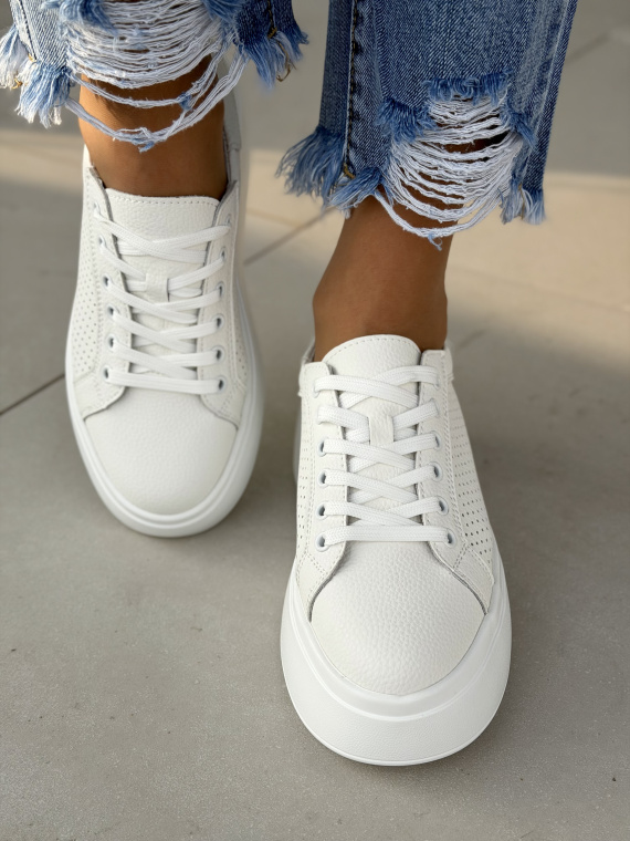 Białe sneakersy ze skóry naturalnej na platformie casual