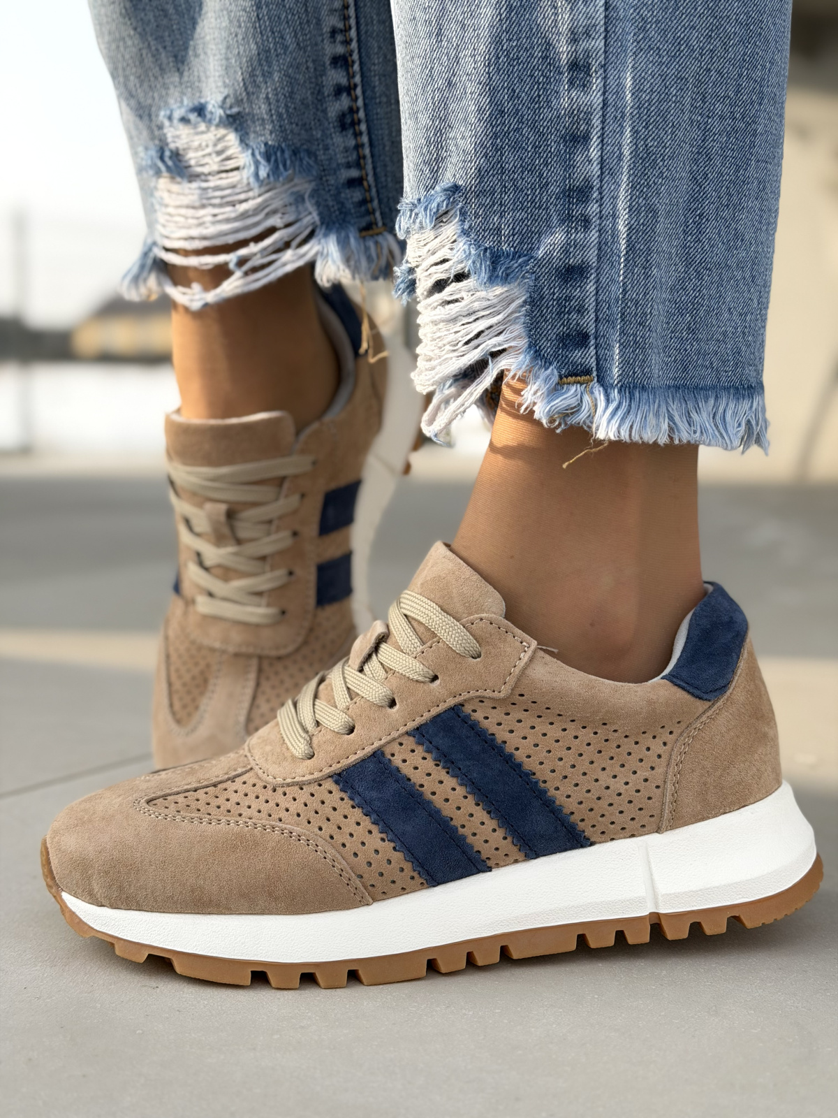 Beżowe sneakersy skórzane casual zamszowe