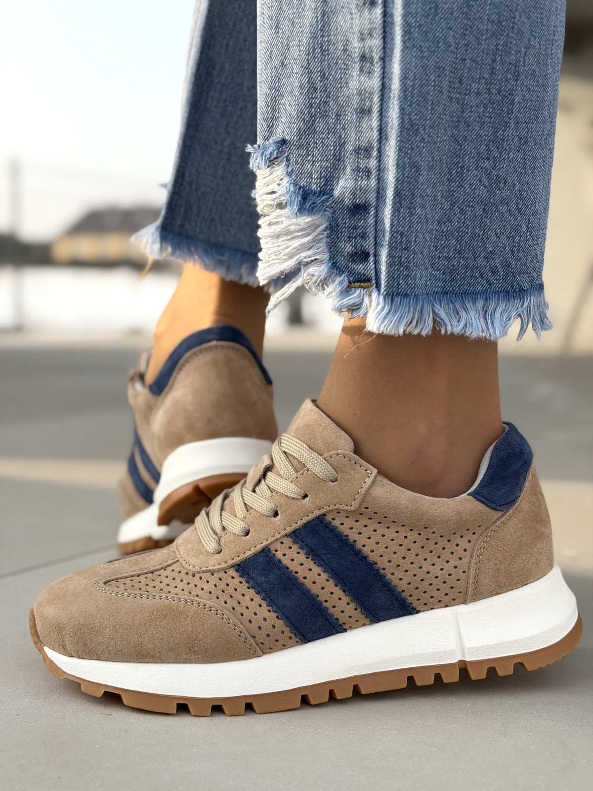 Beżowe sneakersy skórzane casual zamszowe