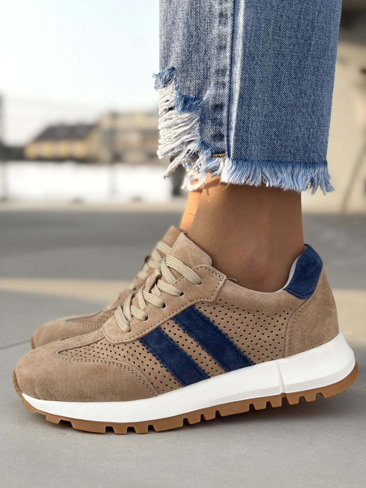 Beżowe sneakersy skórzane casual zamszowe