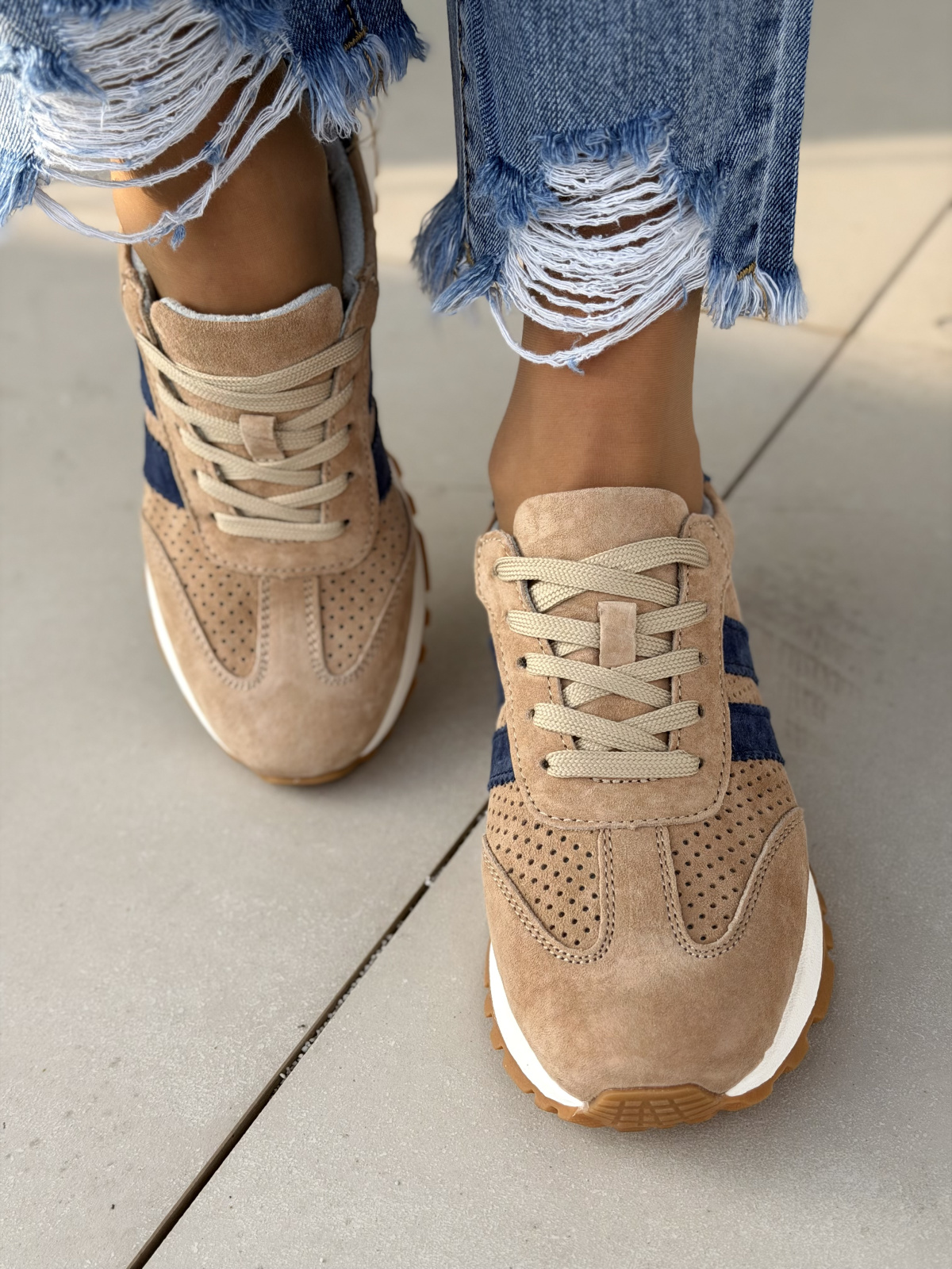 Beżowe sneakersy skórzane casual zamszowe