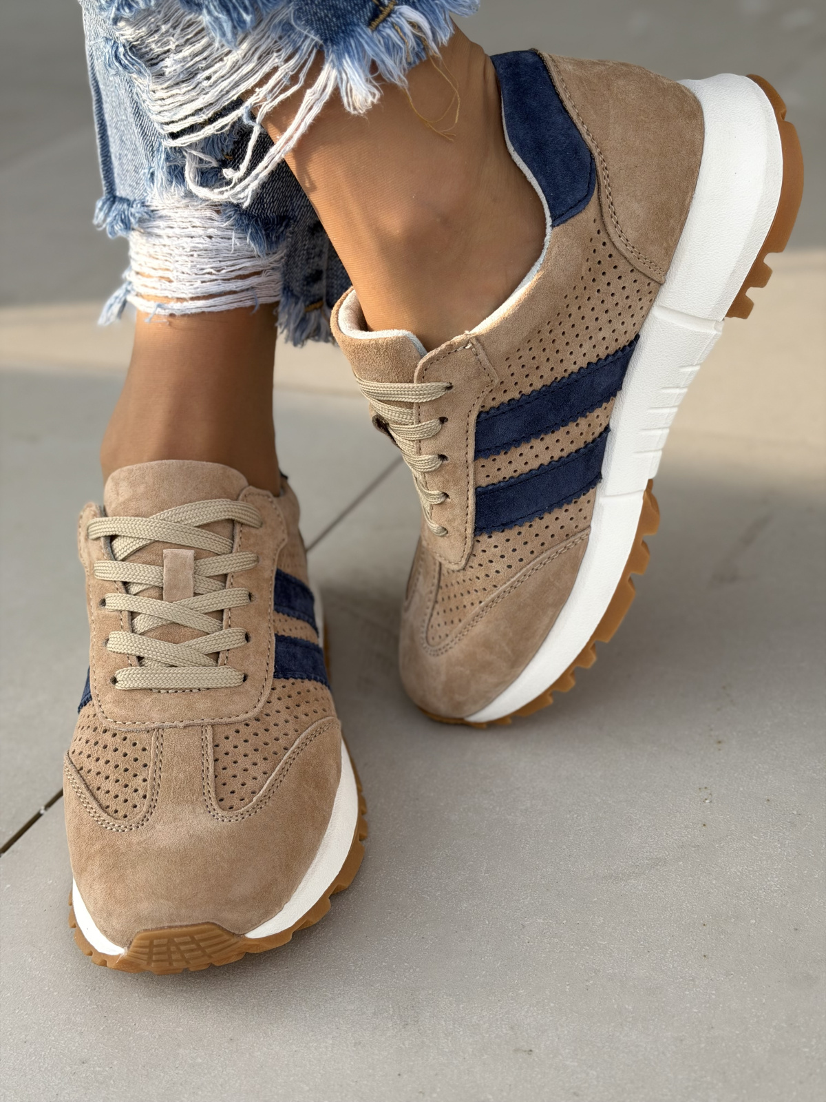 Beżowe sneakersy skórzane casual zamszowe