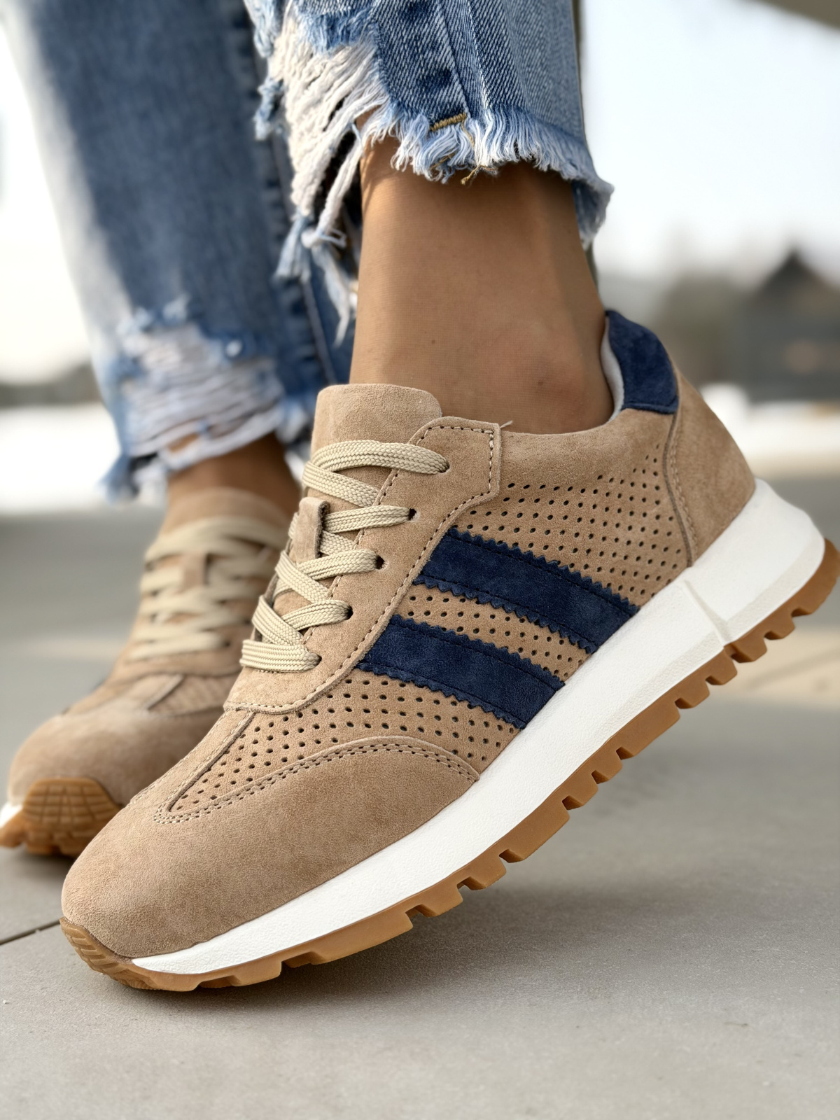 Beżowe sneakersy skórzane casual zamszowe