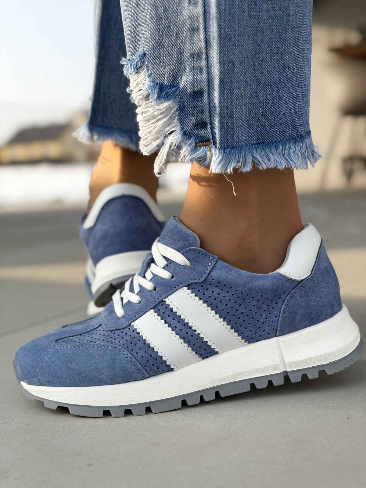 Niebieskie sneakersy damskie skórzane casual zamszowe