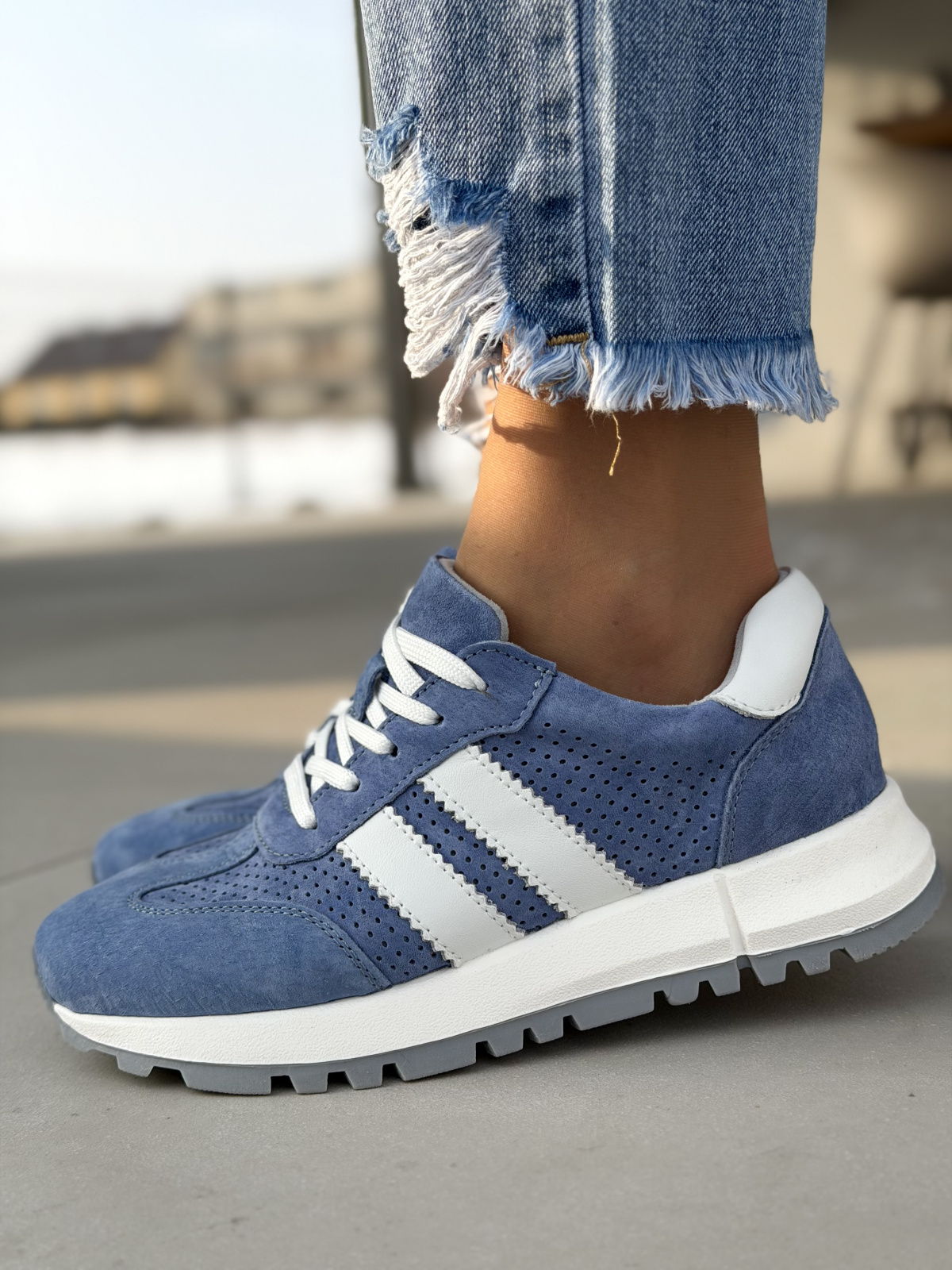 Niebieskie sneakersy damskie skórzane casual zamszowe