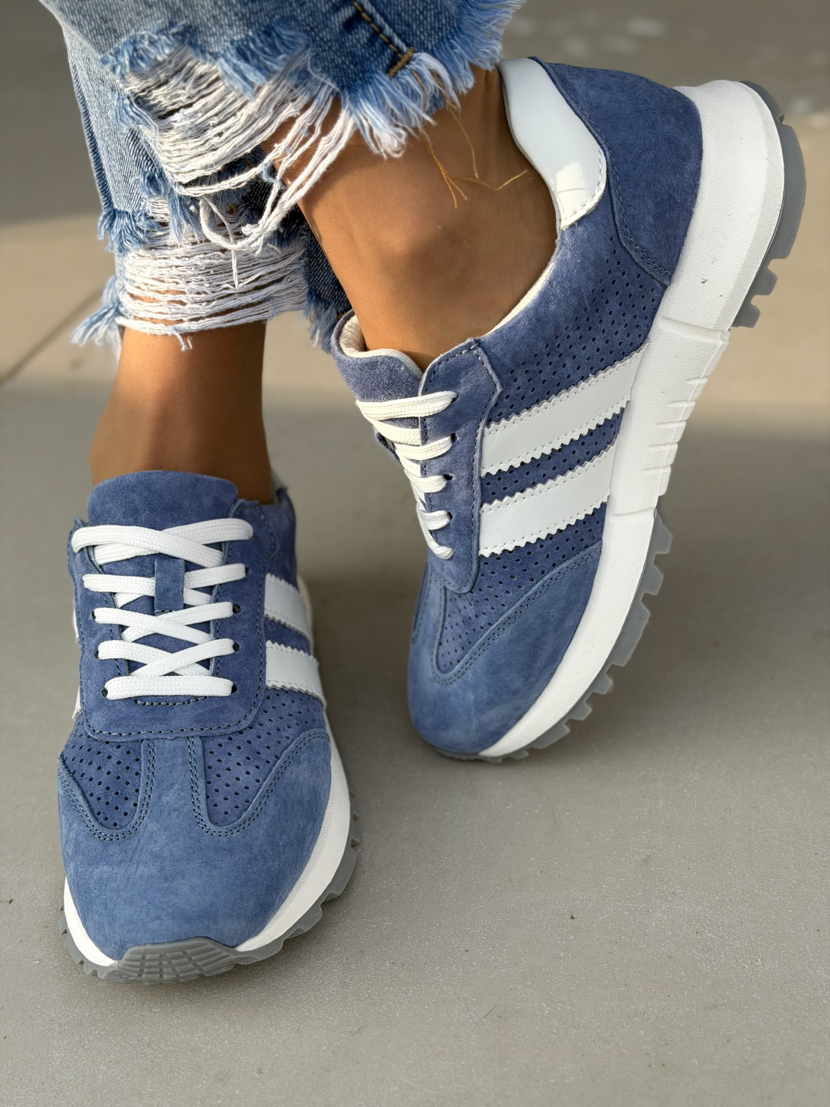 Niebieskie sneakersy damskie skórzane casual zamszowe