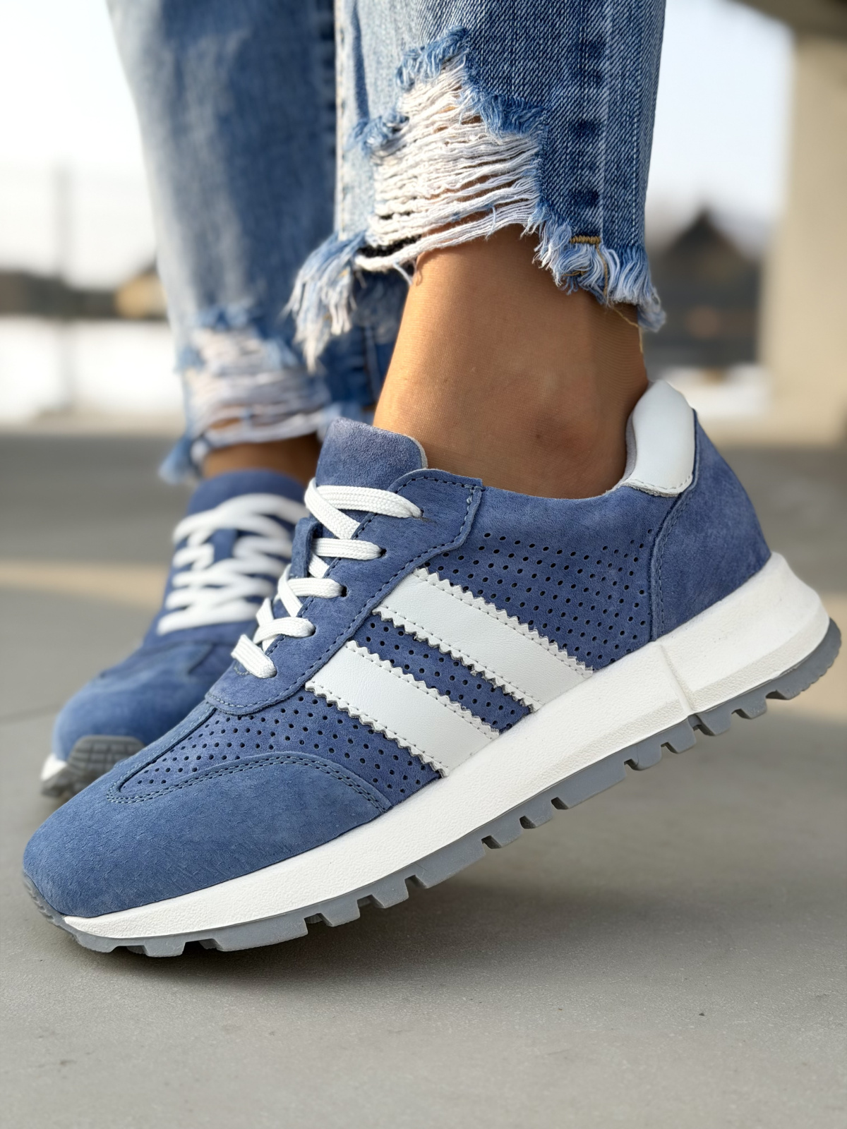 Niebieskie sneakersy damskie skórzane casual zamszowe