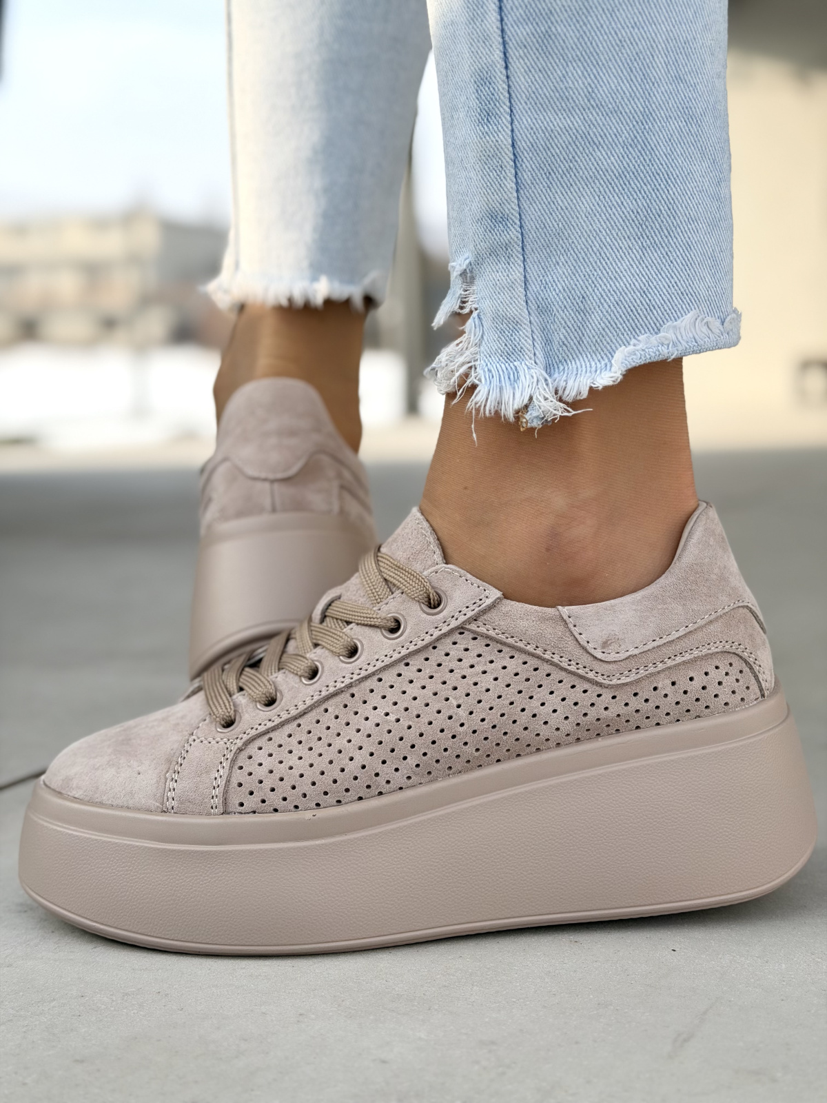 Beżowe sneakersy zamszowe na platformie casual