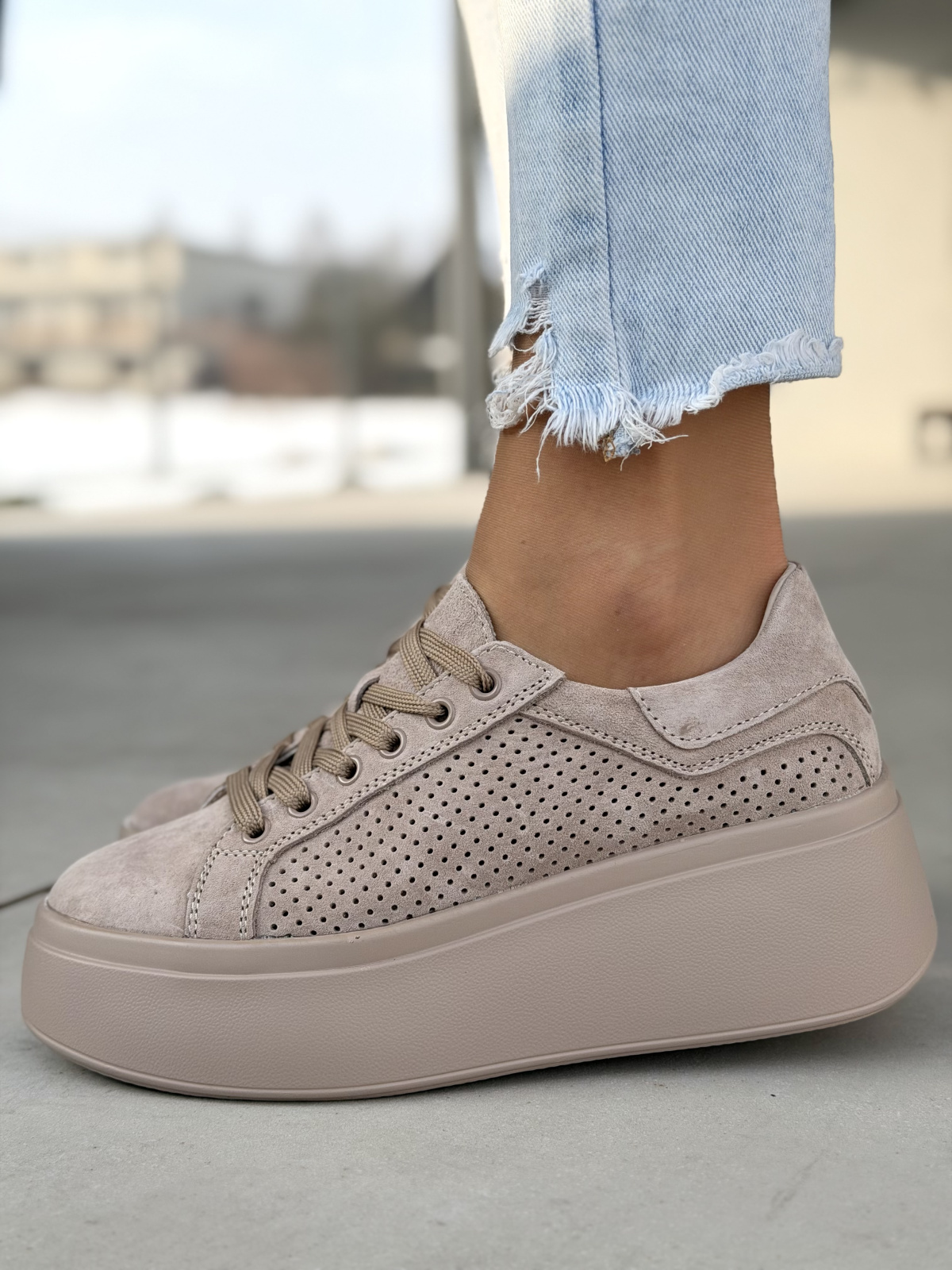 Beżowe sneakersy zamszowe na platformie casual