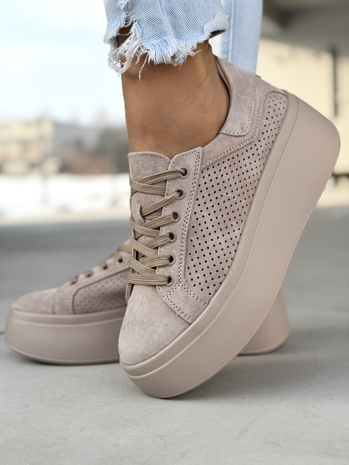 Beżowe sneakersy zamszowe na platformie casual