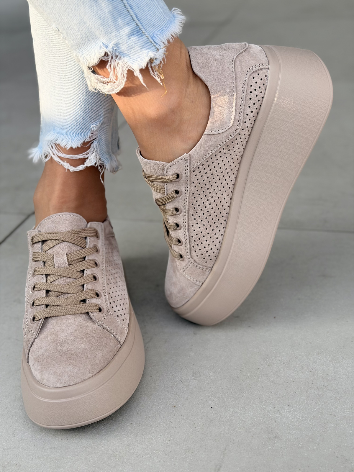 Beżowe sneakersy zamszowe na platformie casual