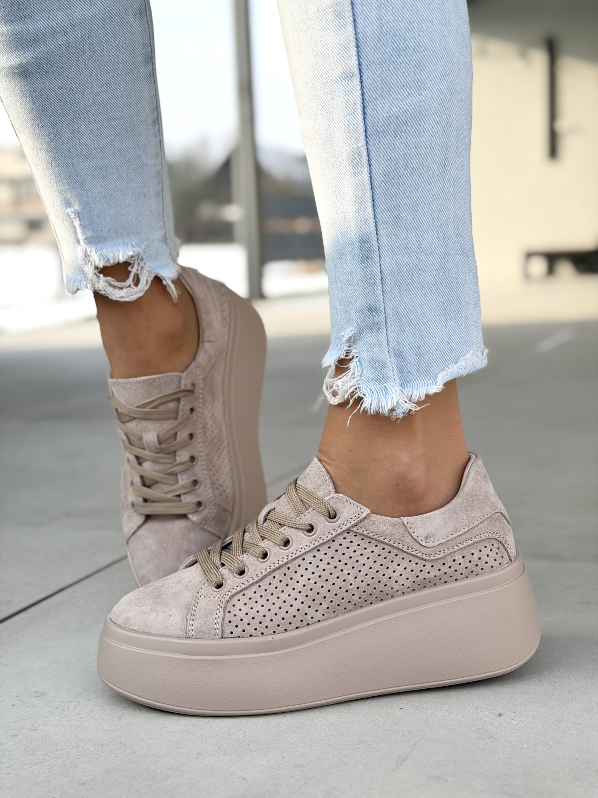 Beżowe sneakersy zamszowe na platformie casual