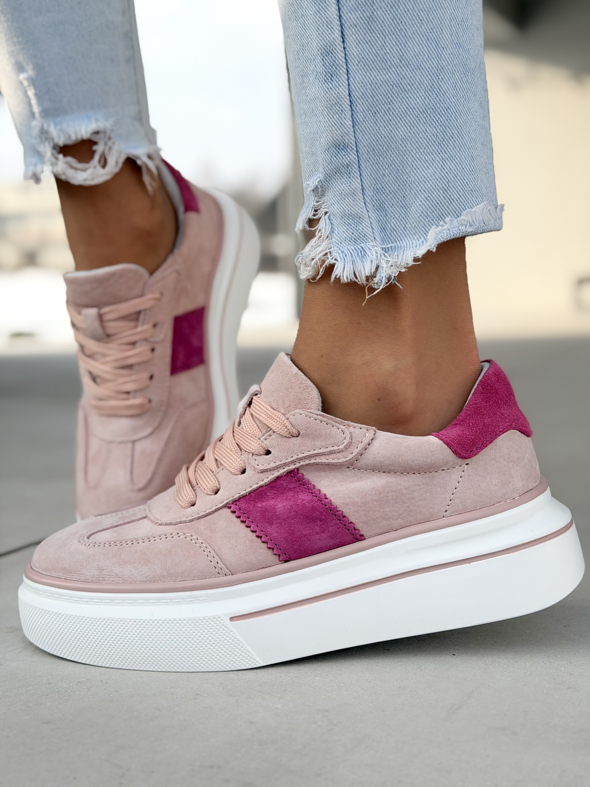 Różowe sneakersy skórzane z zamszowymi detalami