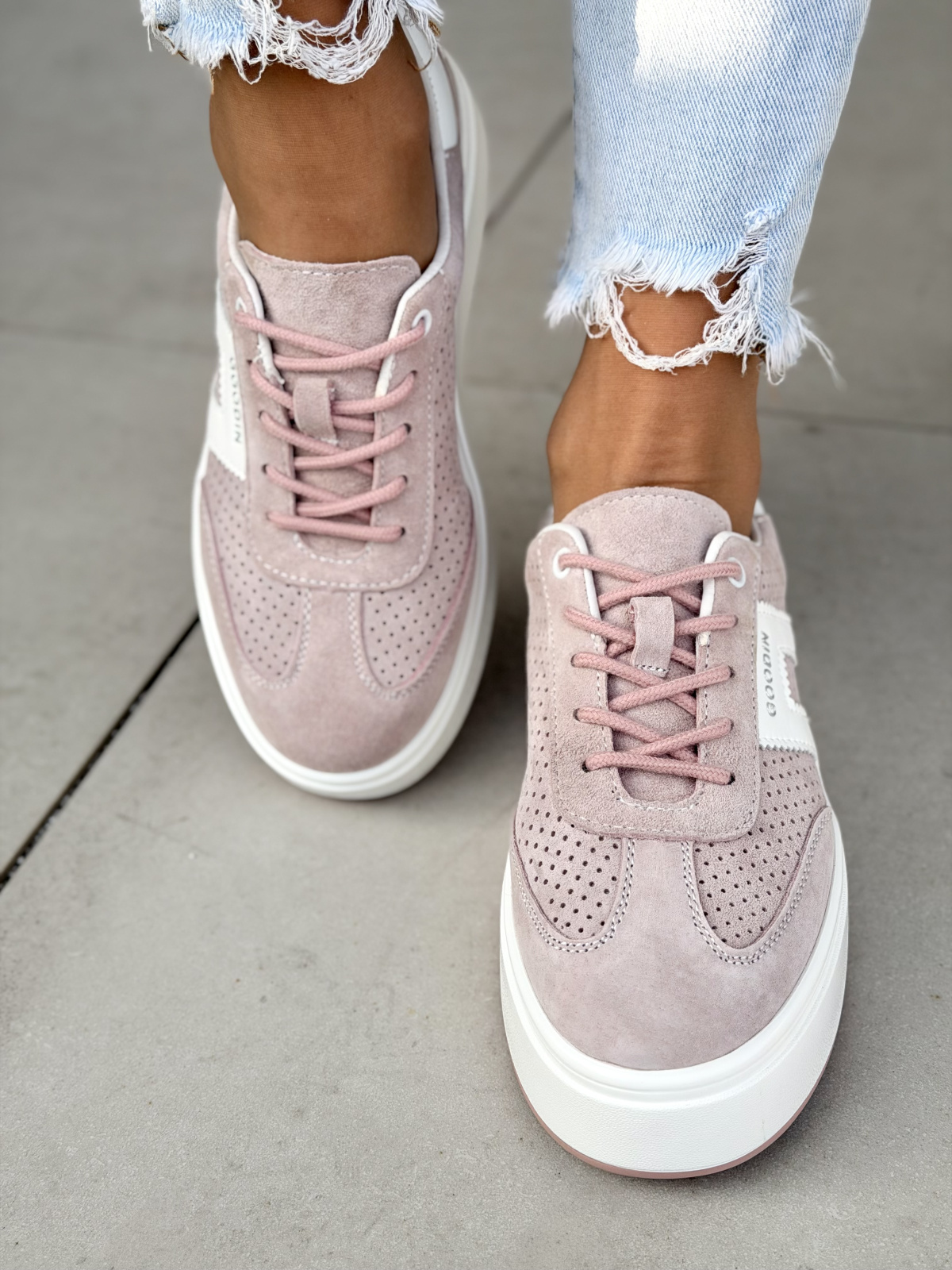 Różowe sneakersy skórzane na platformie casual