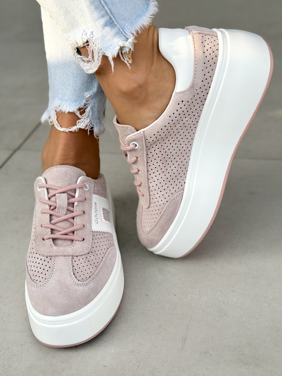 Różowe sneakersy skórzane na platformie casual