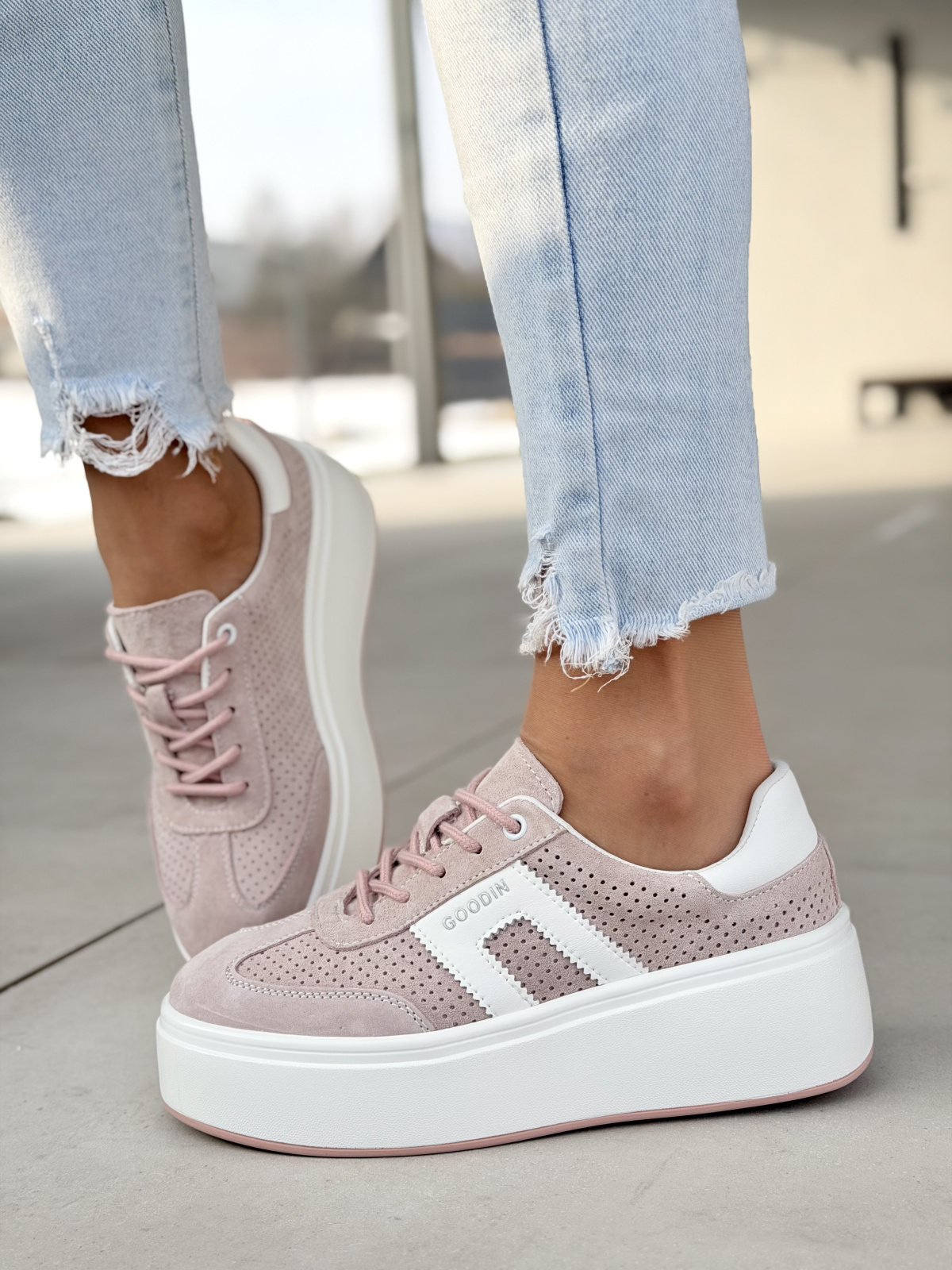 Różowe sneakersy skórzane na platformie casual