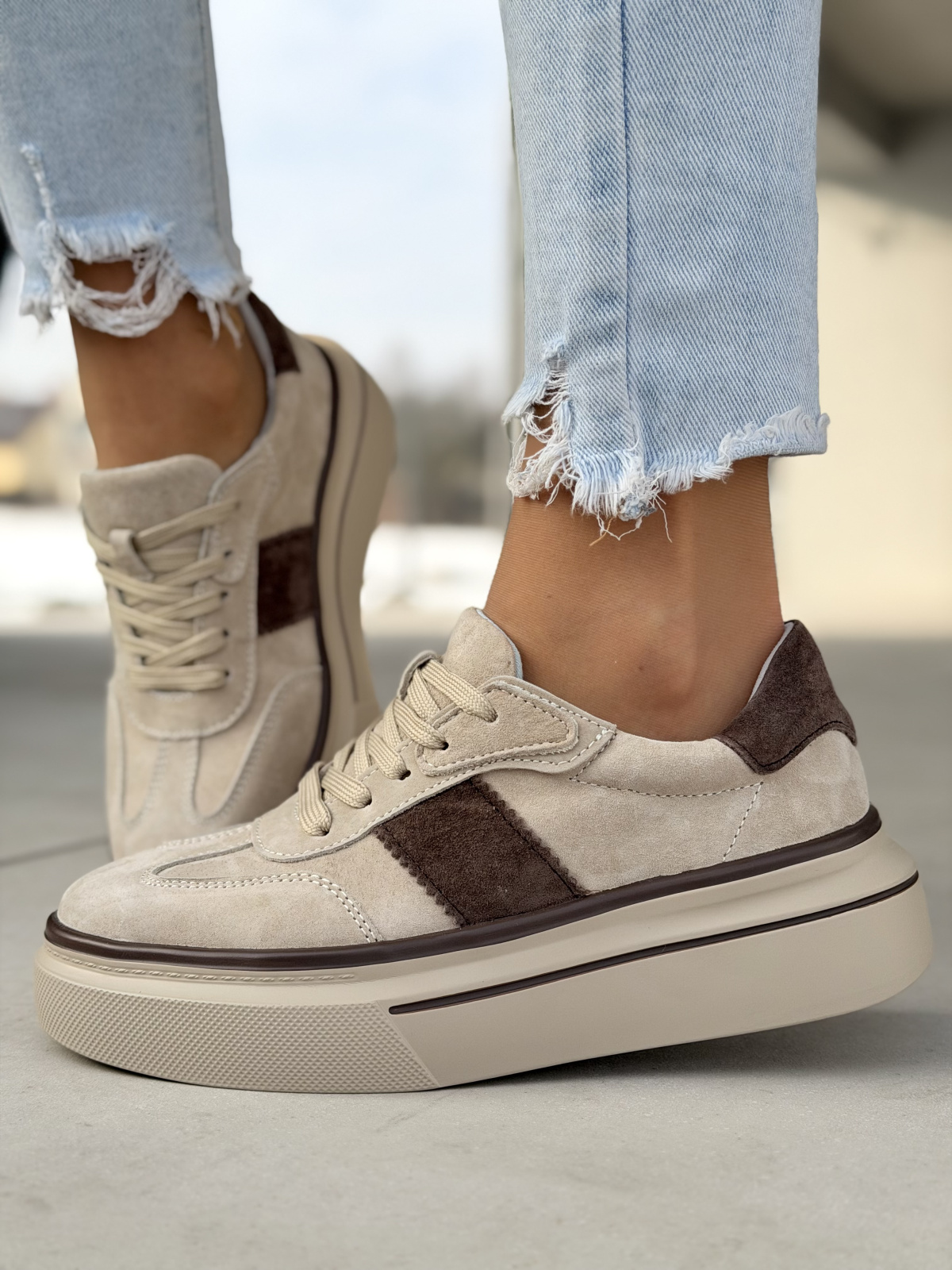 Beżowe sneakersy skórzane na platformie casual