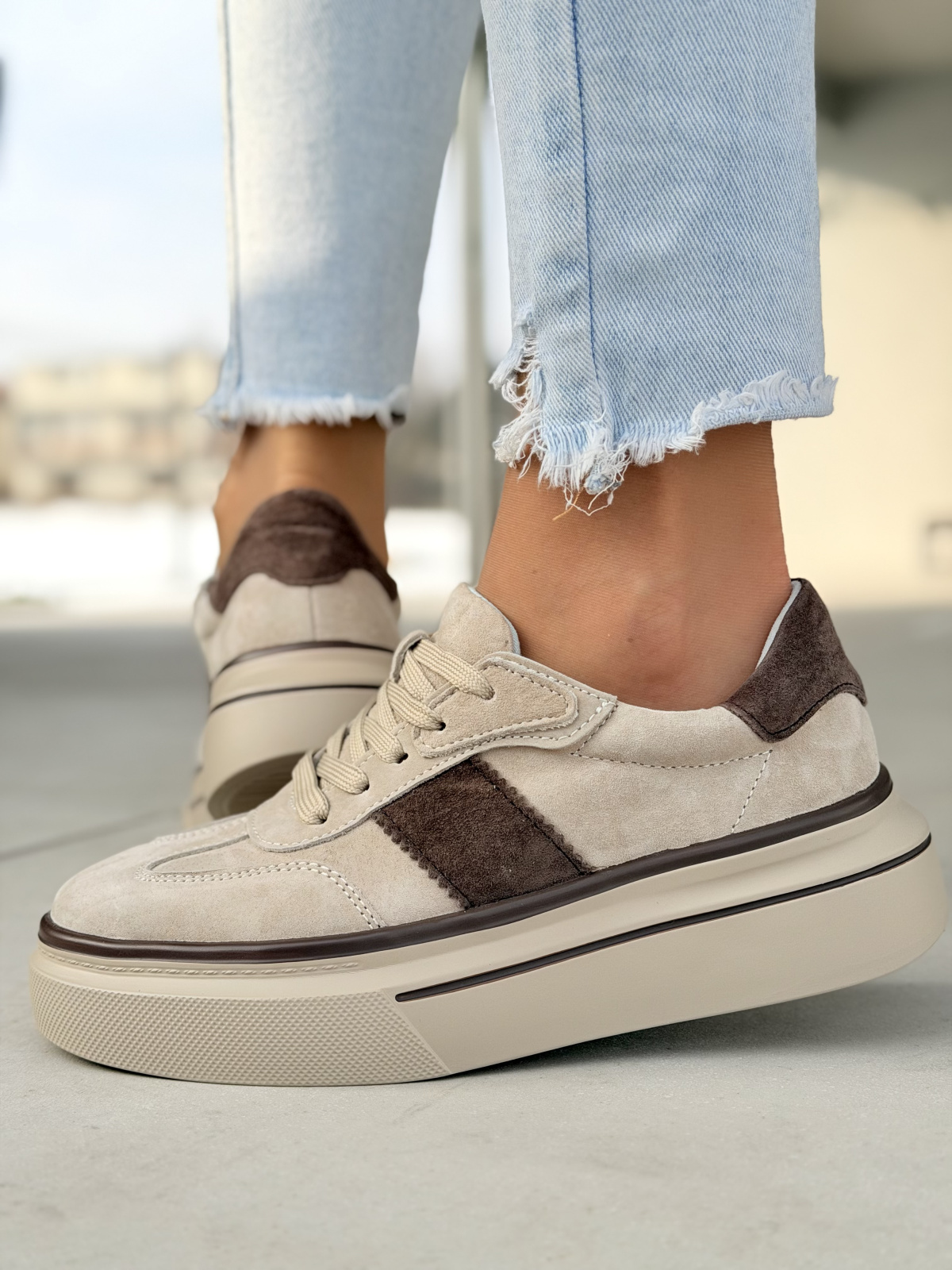 Beżowe sneakersy skórzane na platformie casual