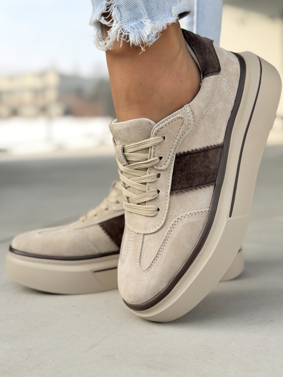 Beżowe sneakersy skórzane na platformie casual