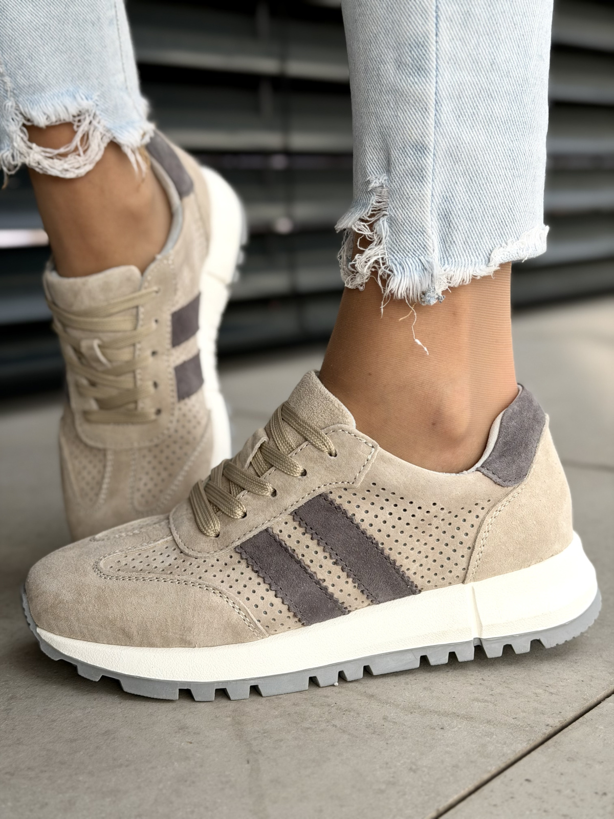 Beżowe sneakersy damskie ze skóry naturalnej casual