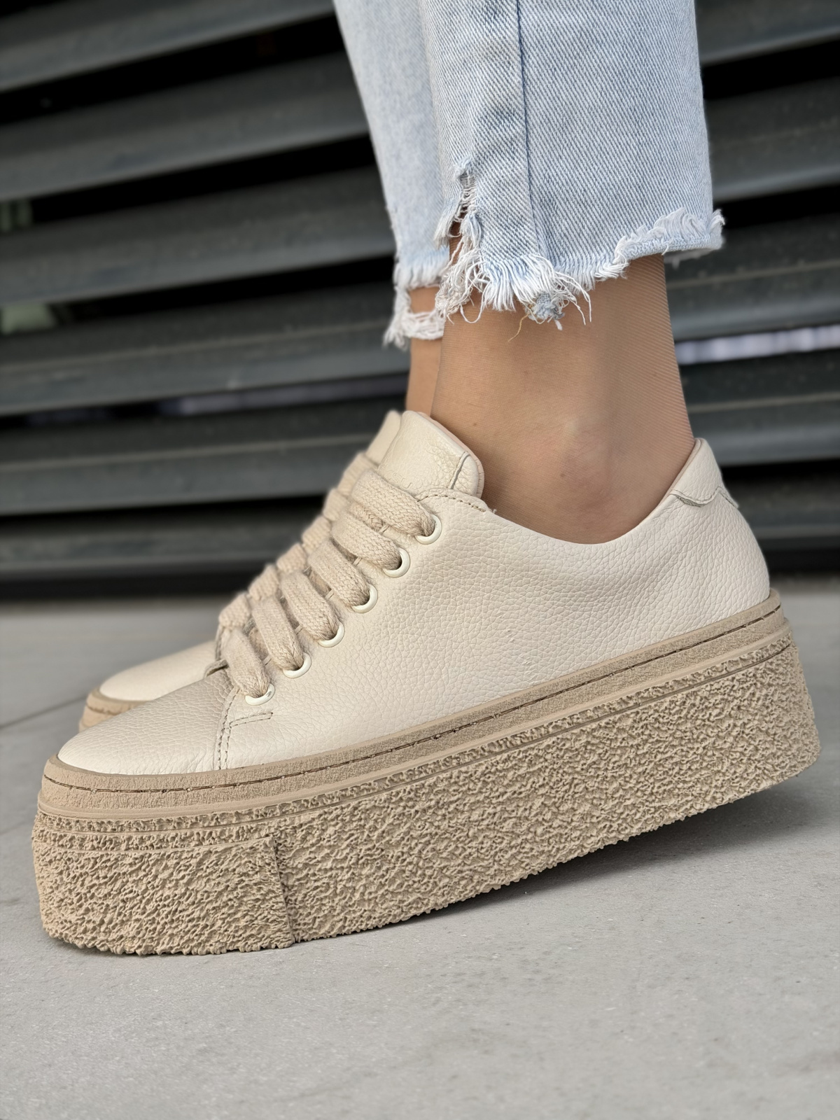 Beżowe sneakersy skórzane na platformie casualowe OLEKSY